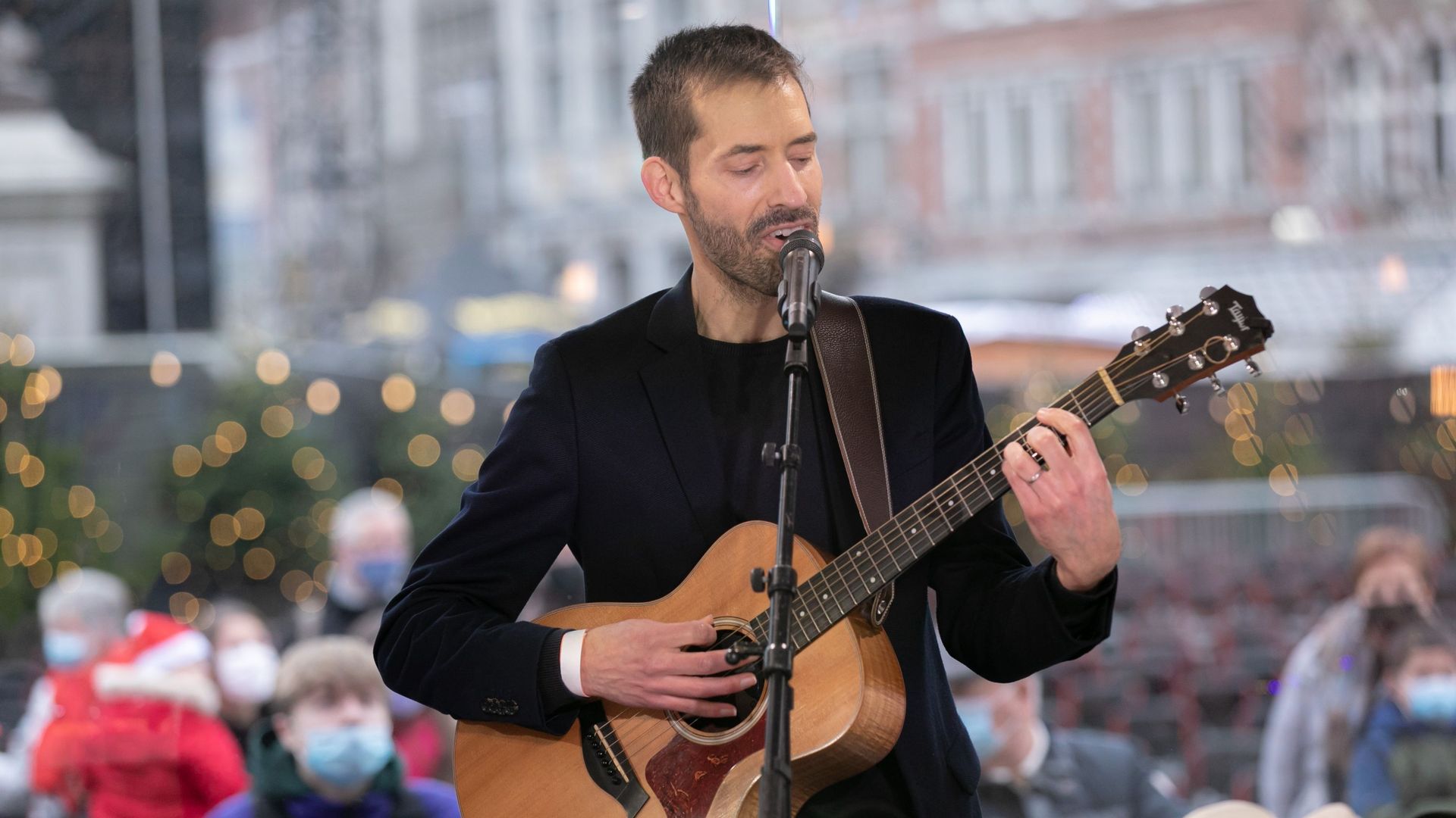 Viva For Life : Antoine Armedan interprète un guitare voix dans sa ville natale, Tournai