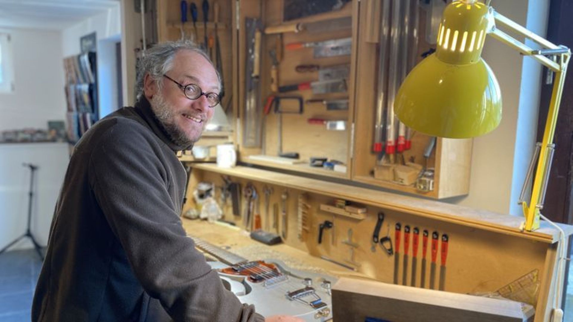 Ce musicien-ingénieur fabrique une guitare électrique avec un