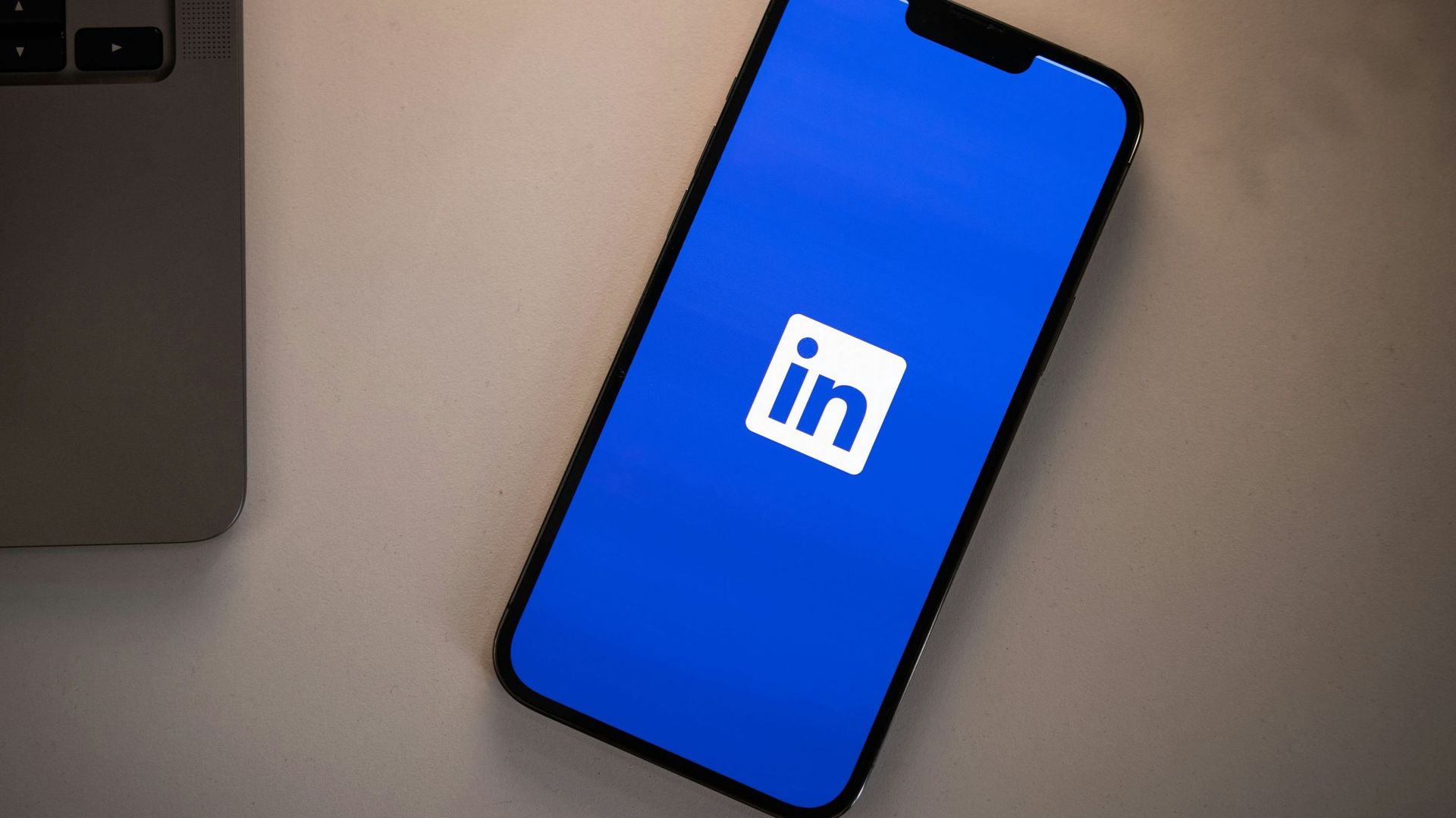 LinkedIn va utiliser les données de ses utilisateurs pour former son IA : voici comment désactiver l’option