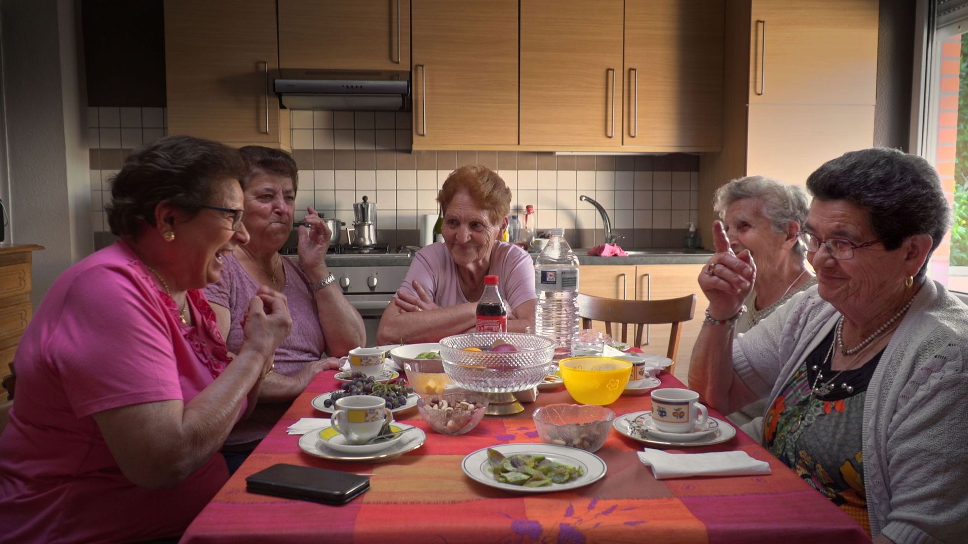 Cinq ans au fond, toute une vie en surface : "Veuves !" filme les femmes de l’immigration italienne