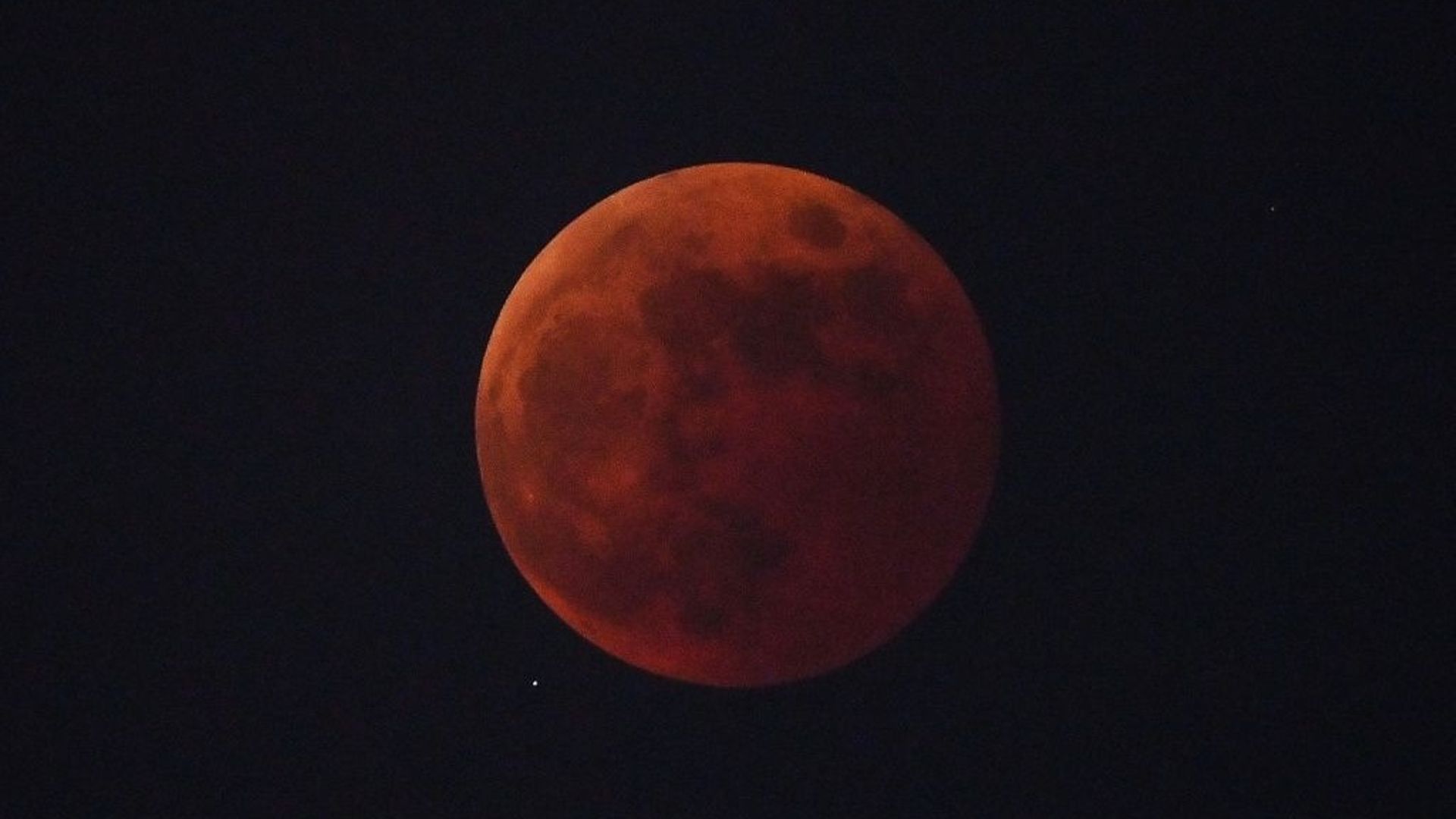 Une "lune de sang" à Shanghai lors d'une éclipse en novembre 2022.