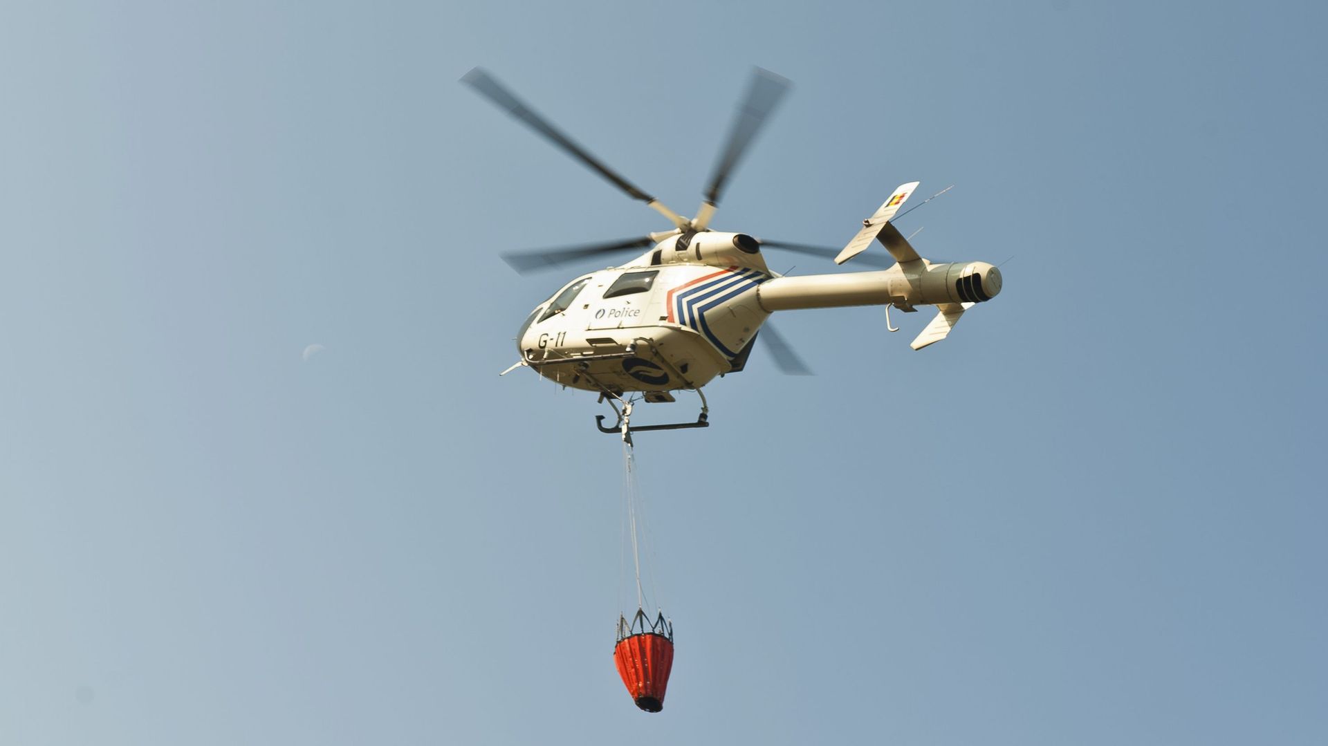 Un hélicoptère de la police munis d'une poche d'eau
