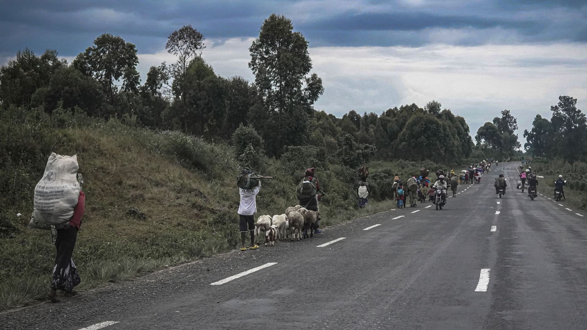 Des villageois fuient les combats dans l’Est de la RDC
