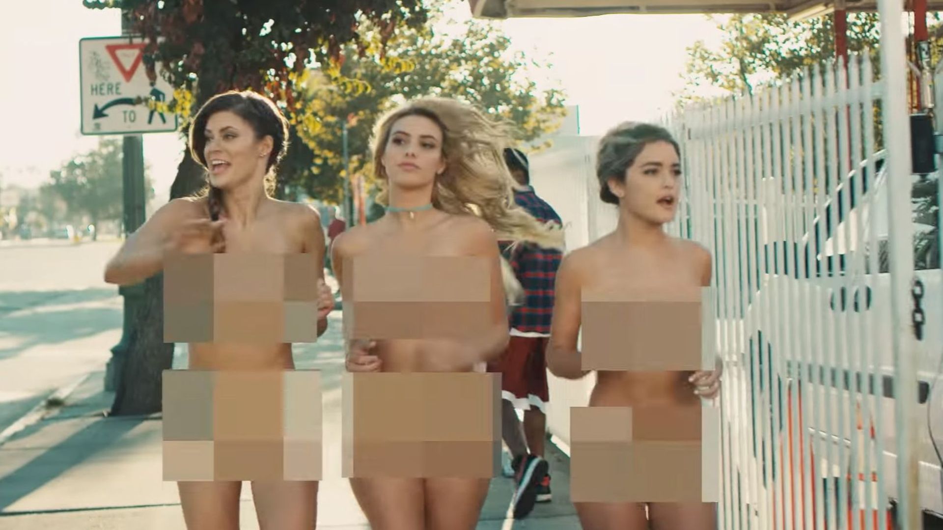 Blink-182 revisite le clip où ils étaient tout nus avec des filles - RTBF  Actus