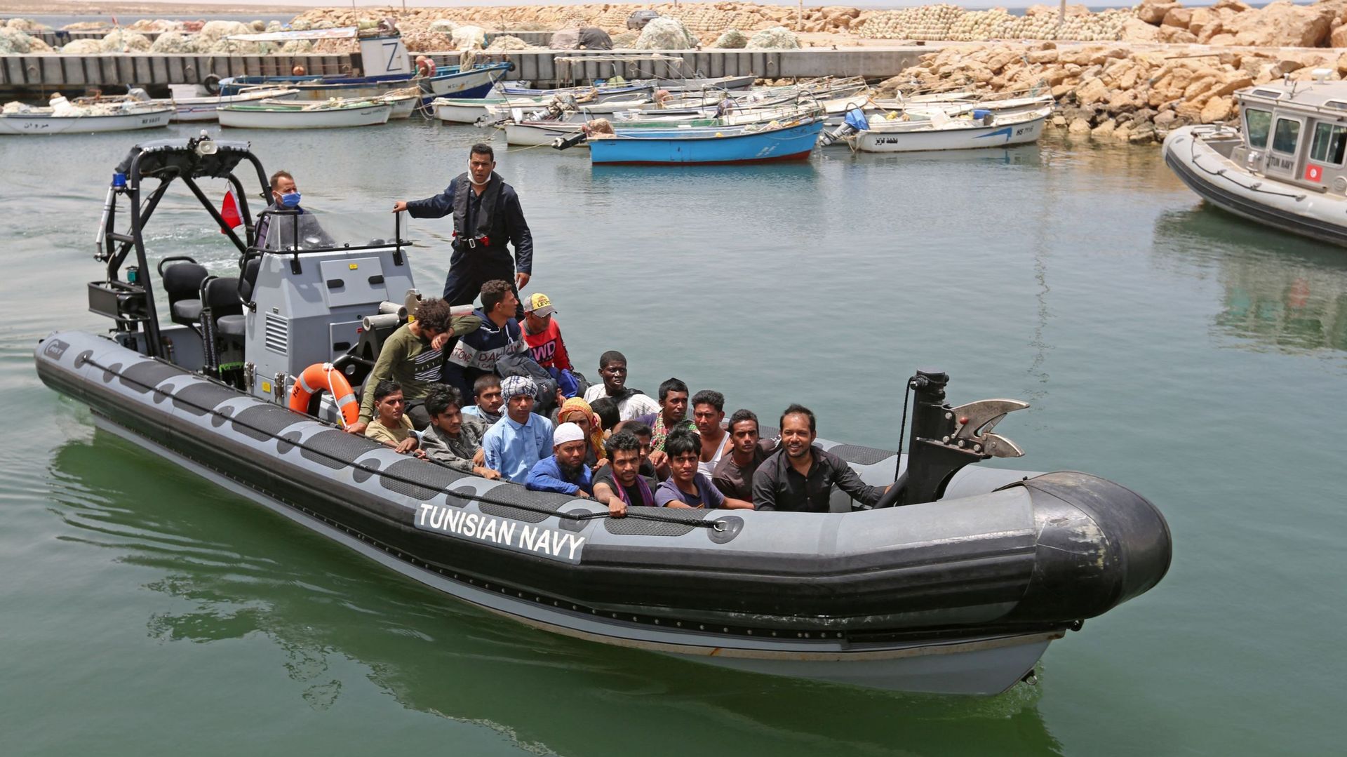 Des migrants secourus par la garde nationale tunisienne lors d’une tentative de traversée de la Méditerranée en bateau arrivent au port d’el-Ketef à Ben Guerdane dans le sud de la Tunisie, près de la frontière avec la Libye, le 27 juin 2021.