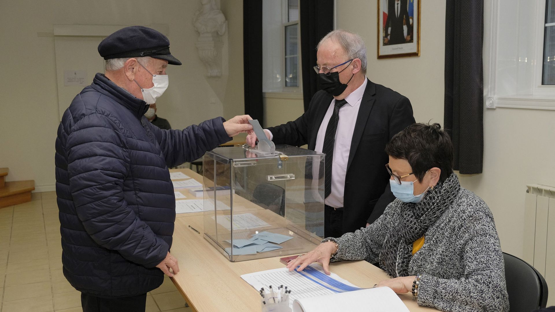 Une personne dépose son bulletin de vote pour le premier tour des élections présidentielles françaises à la mairie de Saint-Pierre-et-Miquelon, dans l’archipel français de l’Atlantique Nord, le 9 avril 2022.