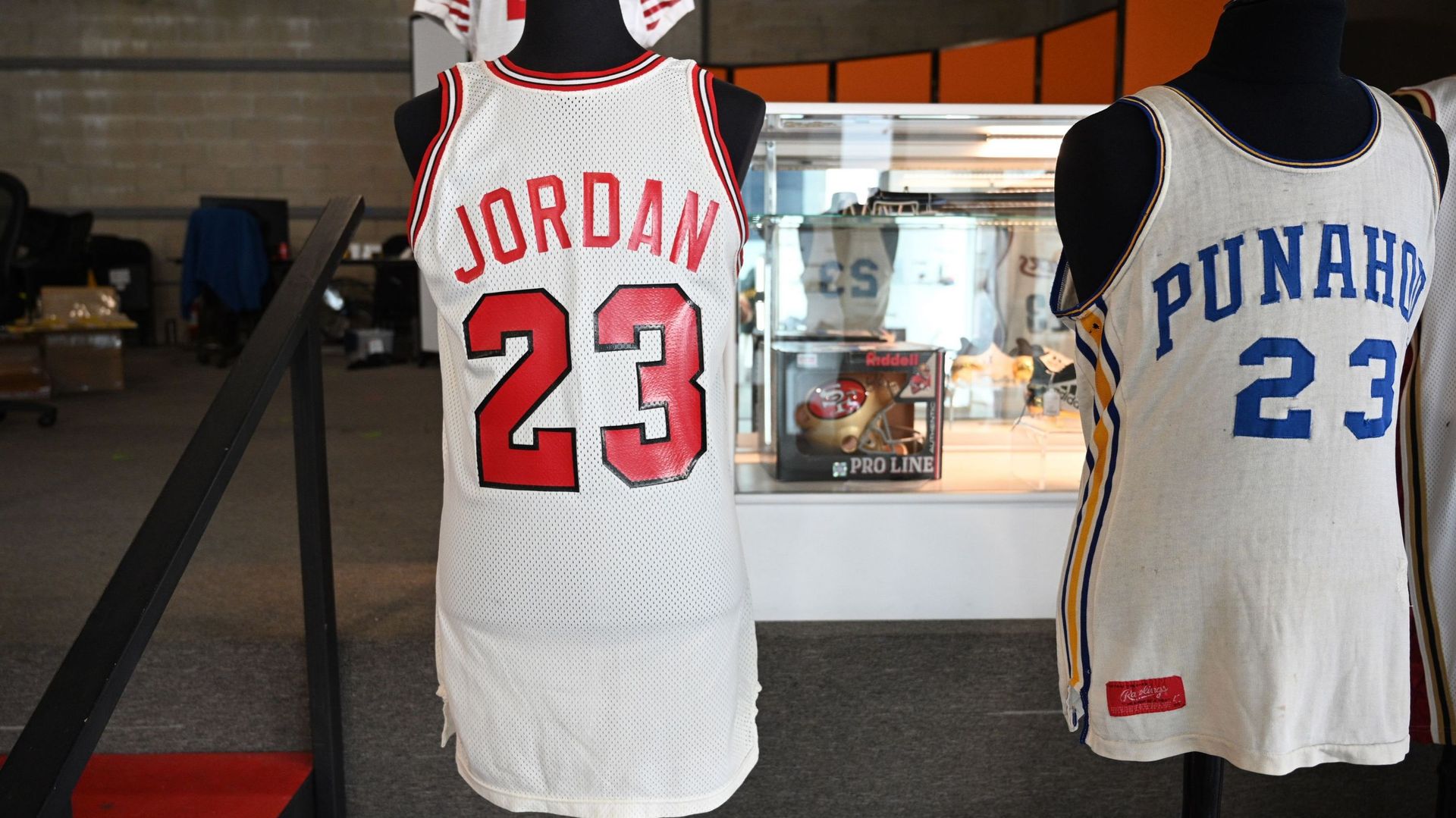 Le maillot que Jordan portait lors de la conférence de presse annonçant sa signature au Chicago Bulls en 1984