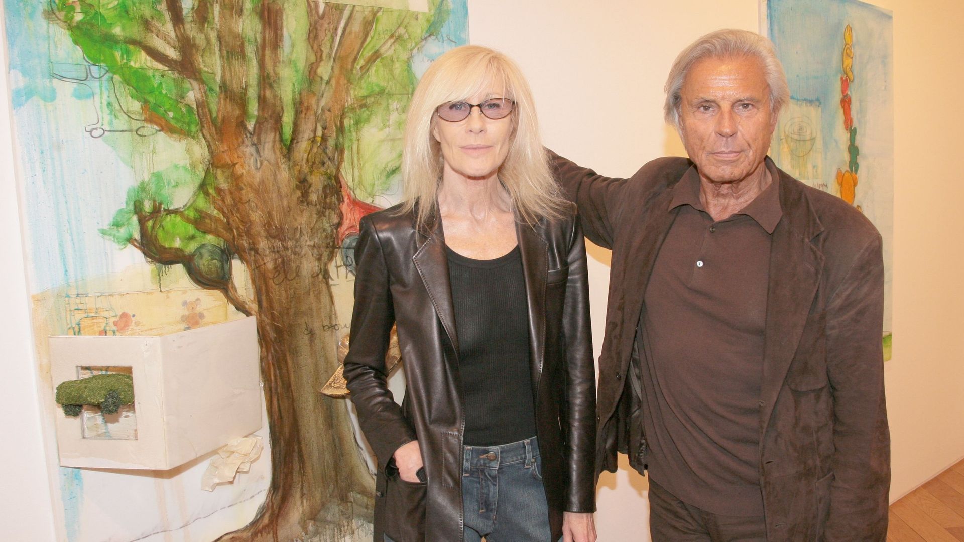 François et Betty Catroux au vernissage de l’exposition de Fabrice Hyber "Pure Hyber" à la Galerie Jérôme De Noirmont à Paris.