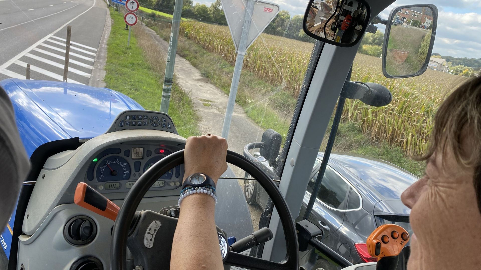 Dominique Lebrun, agricultrice en Brabant wallon, doit souvent emprunter la Nationale 25 à hauteur de Grez-Doiceau. Un trajet stressant, vu la différence de vitesse entre son tracteur et les voitures.