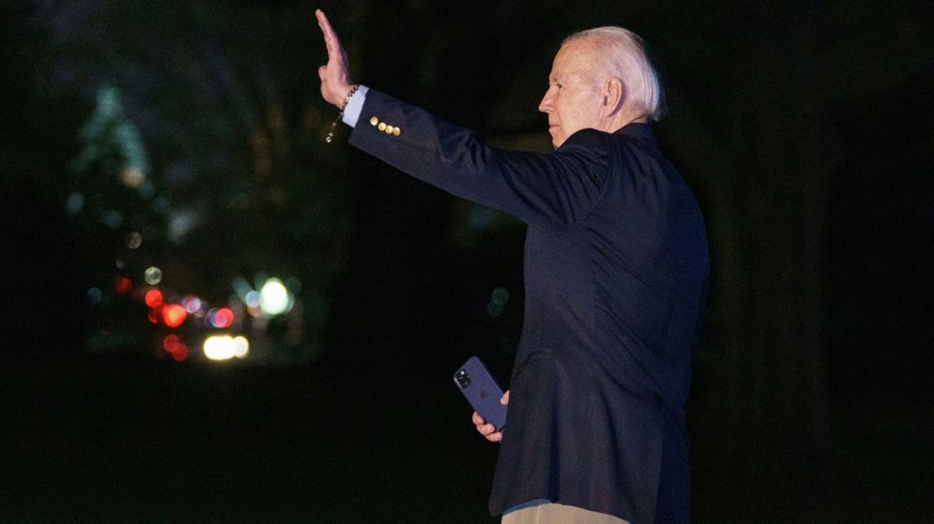 Le président américain Joe Biden salue avant d'embarquer dans l'hélicoptère sur la pelouse de la Maison Blanche à Washington, le 10 novembre 2022
