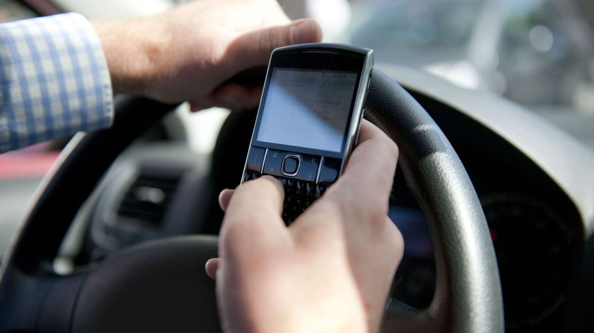 Un automobiliste bruxellois sur cinq utilise régulièrement son smartphone sans kit mains-libres