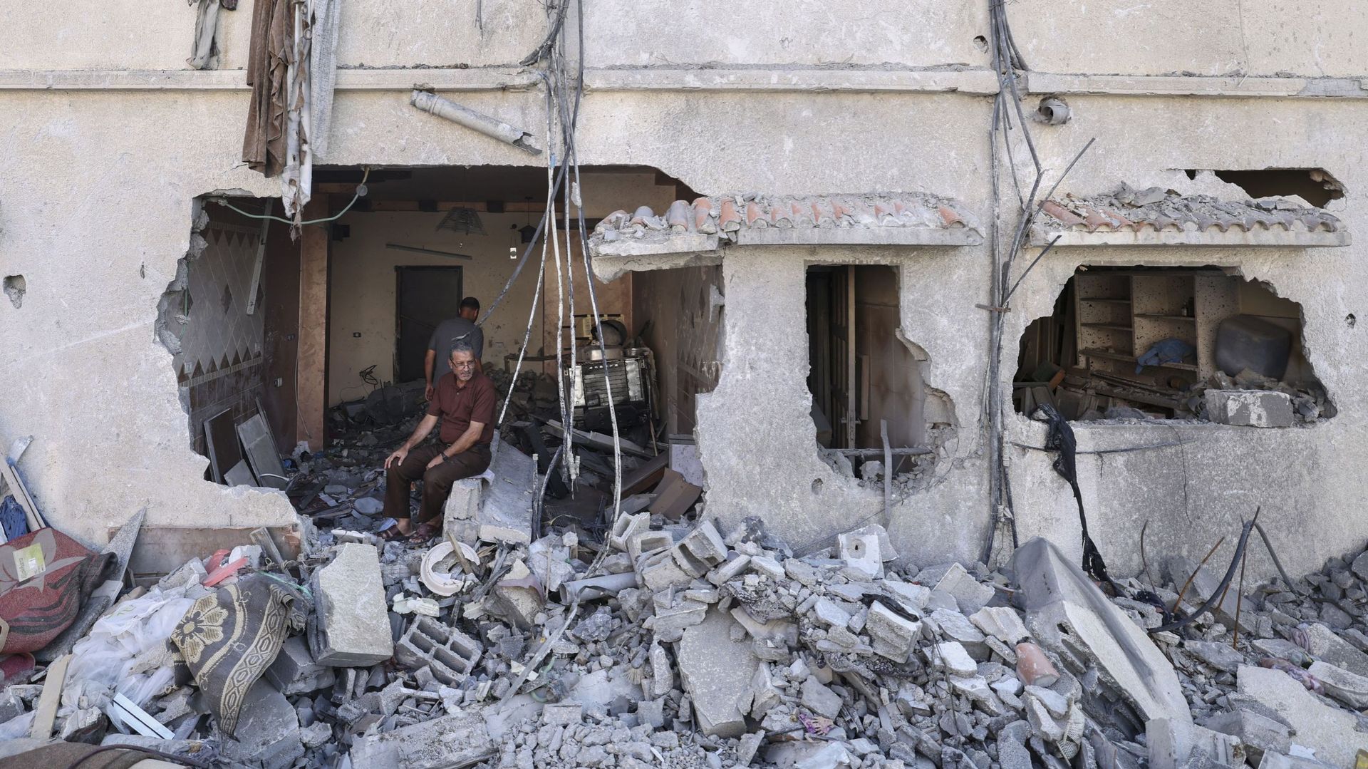 Un homme est assis dans une maison détruite à Gaza le 8 août dernier.