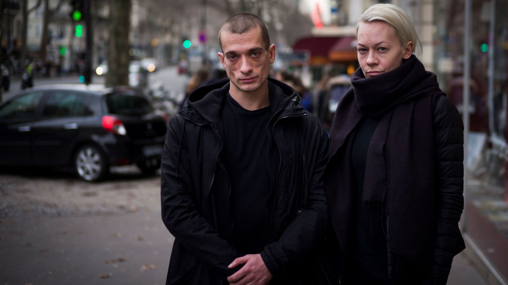 Piotr Pavlenski et sa femme à Paris en 2017