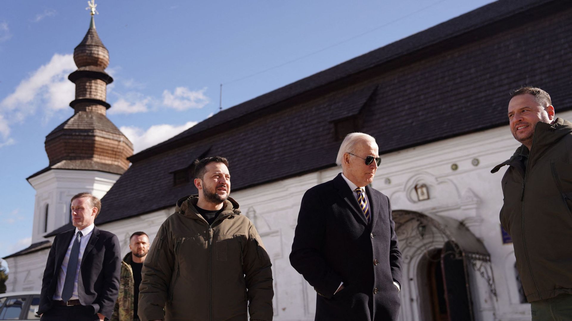 Le président américain Joe Biden (2e à droite) marche à côté du président ukrainien Volodymyr Zelensky (3e à gauche) lors de son arrivée pour une visite à Kiev, le 20 février 2023.