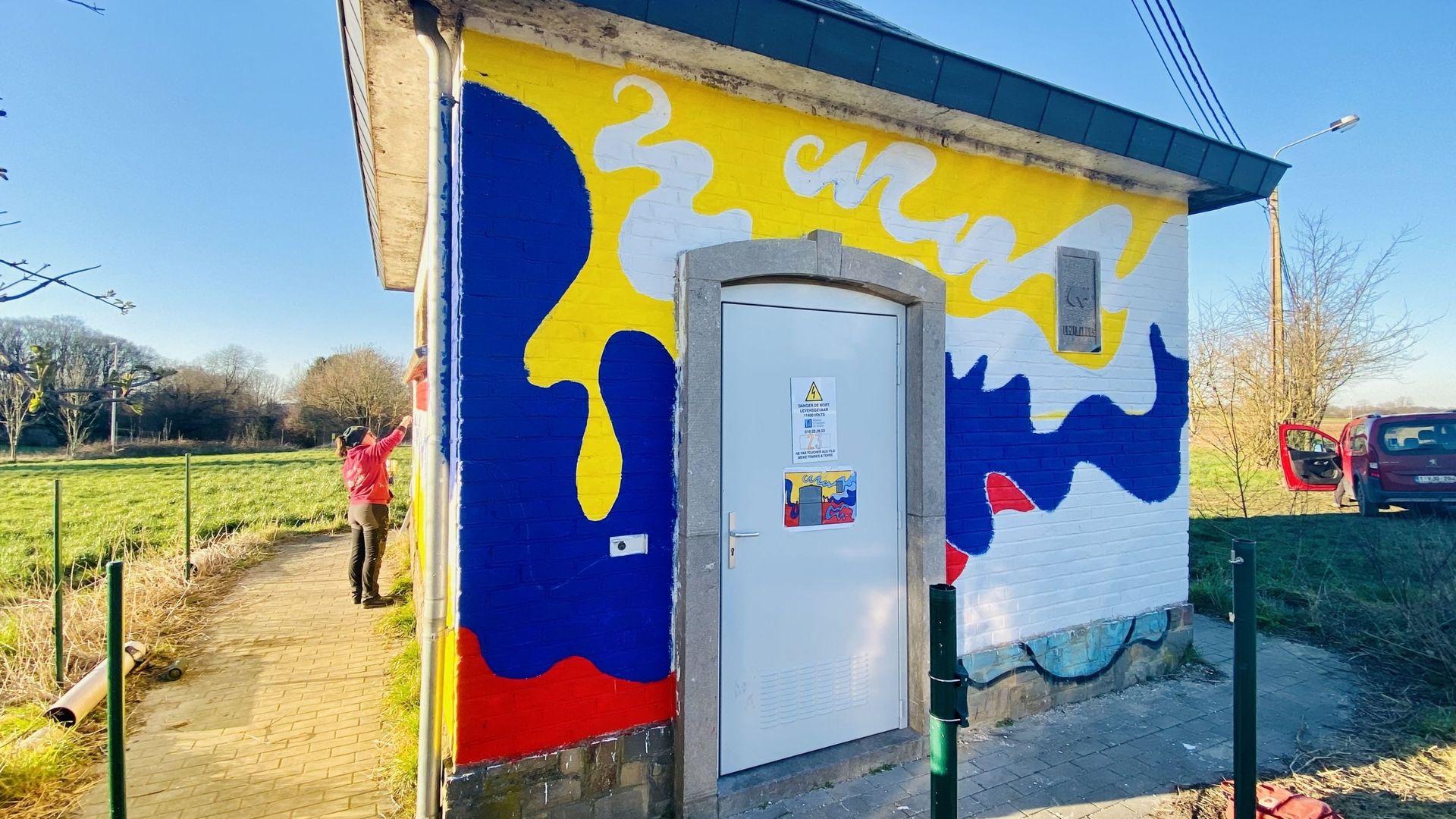 L'artiste Alice Poggio a coloré cette cabine située près du Domaine du Blé.