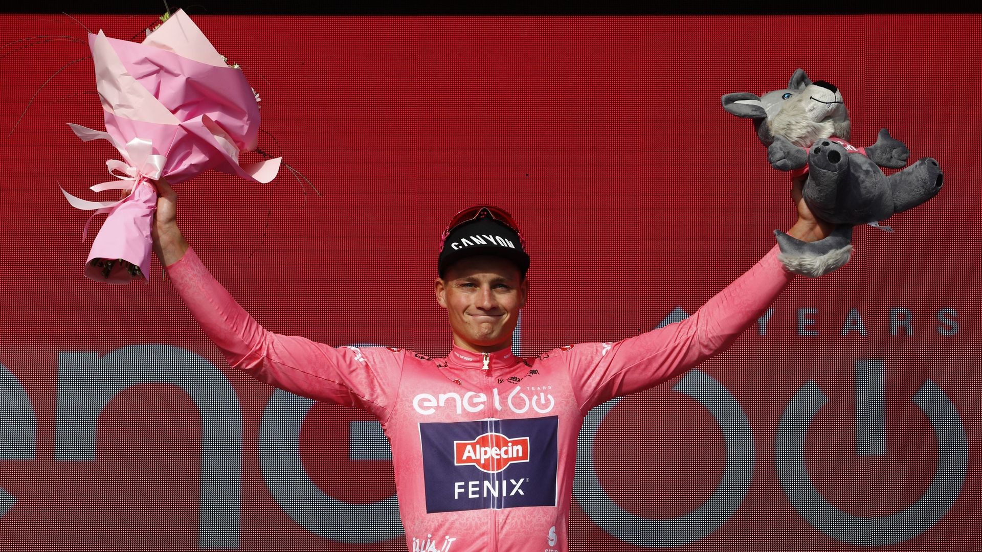 Mathieu van der Poel conserve son maillot rose de leader.