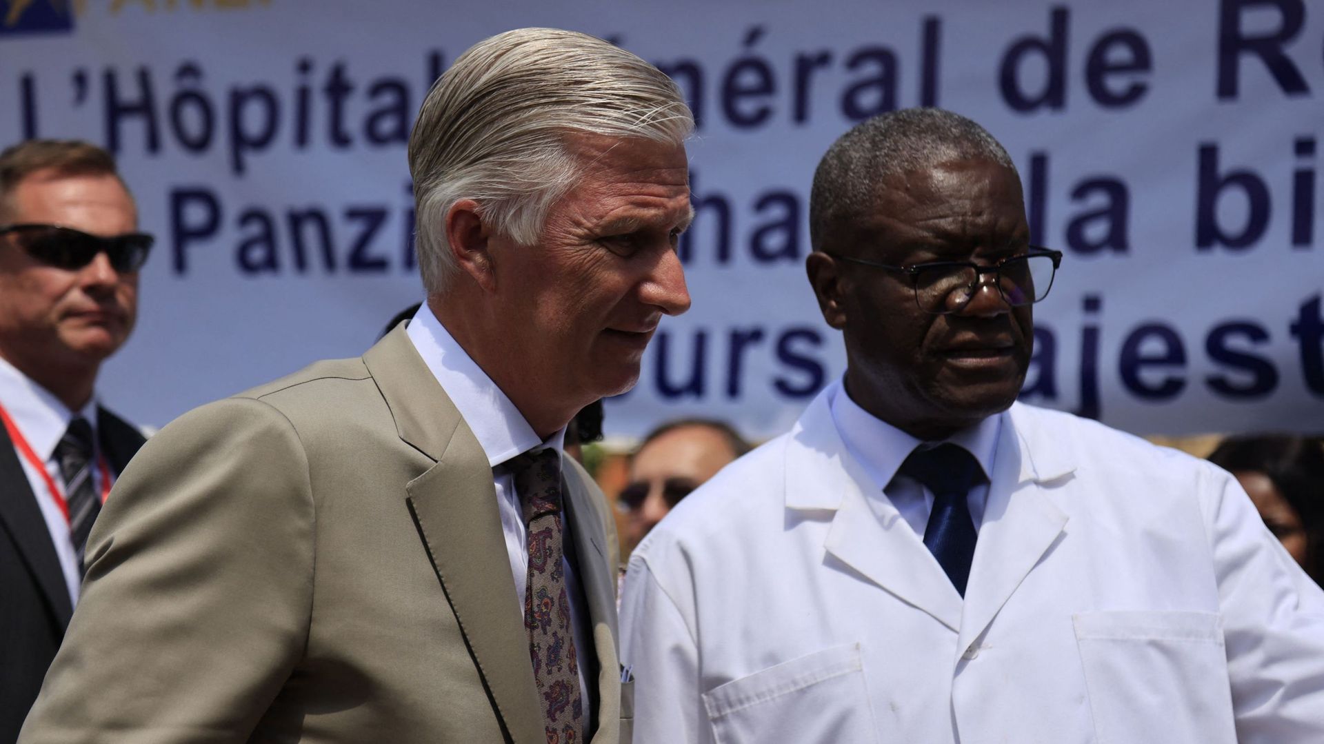 Le roi Philippe et le docteur Denis Mukwege à l'hôpital de Panzi à Bukavu le 12 juin 2022.