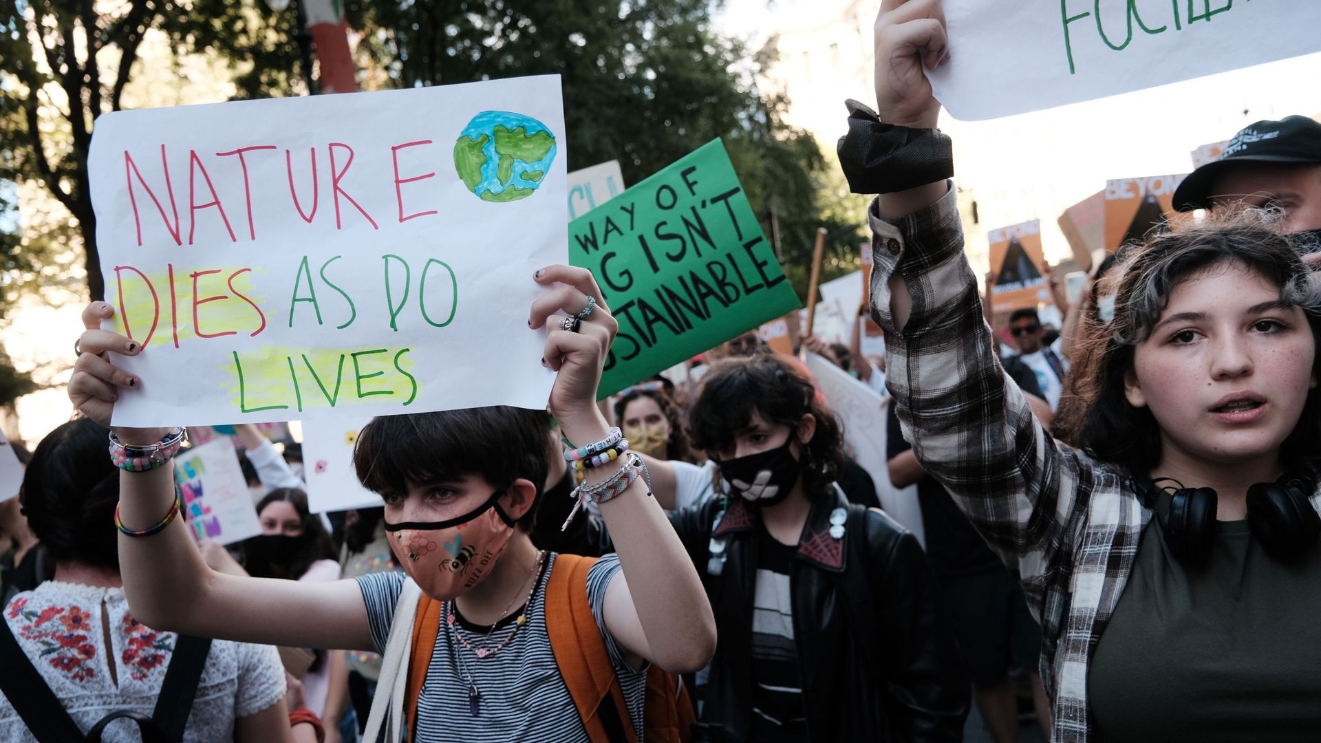 Des manifestants prennent part à la grève mondiale pour le climat à Manhattan le 24 septembre 2021 à New York.