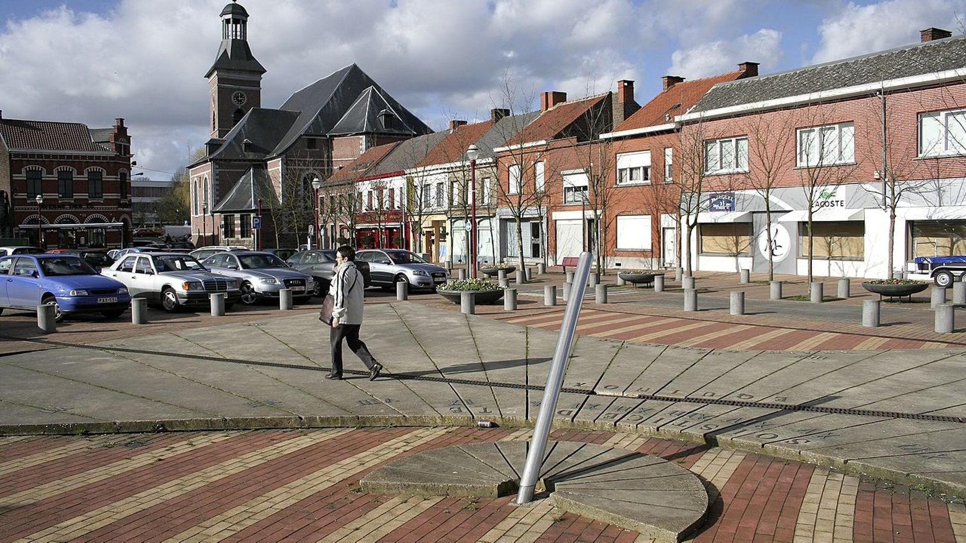 La place de l’église et son cadran solaire géant