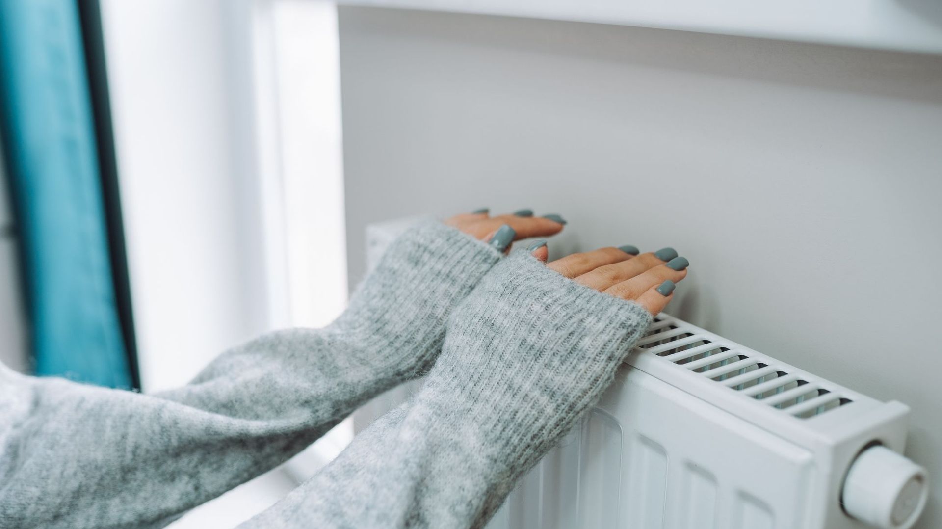 Se chauffer les mains sur un radiateur.