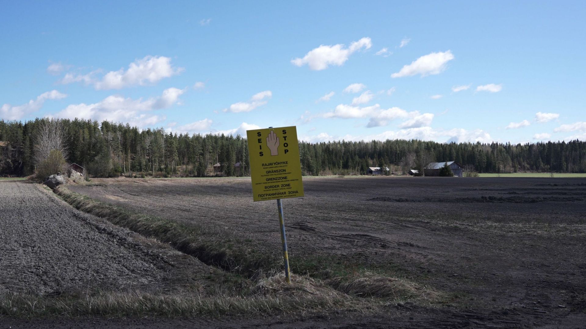 Un panneau indiquant "Stop, zone frontalière", dans un champ de la campagne d'Imatra, au sud-est de la Finlande, le 13 mai 2022.