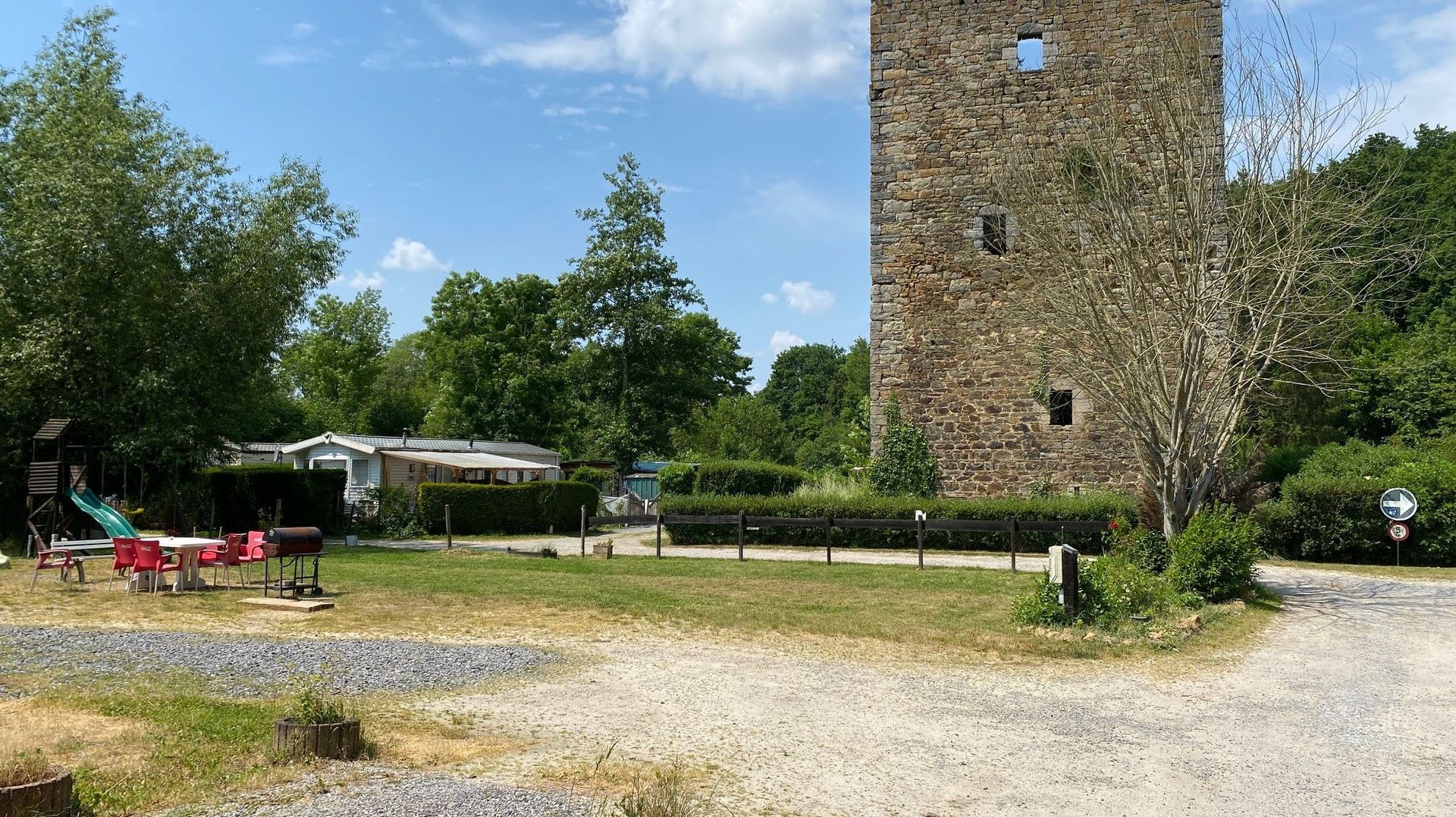 L’enceinte du camping comprend la tour d’Alvaux, vestige du 12e siècle.