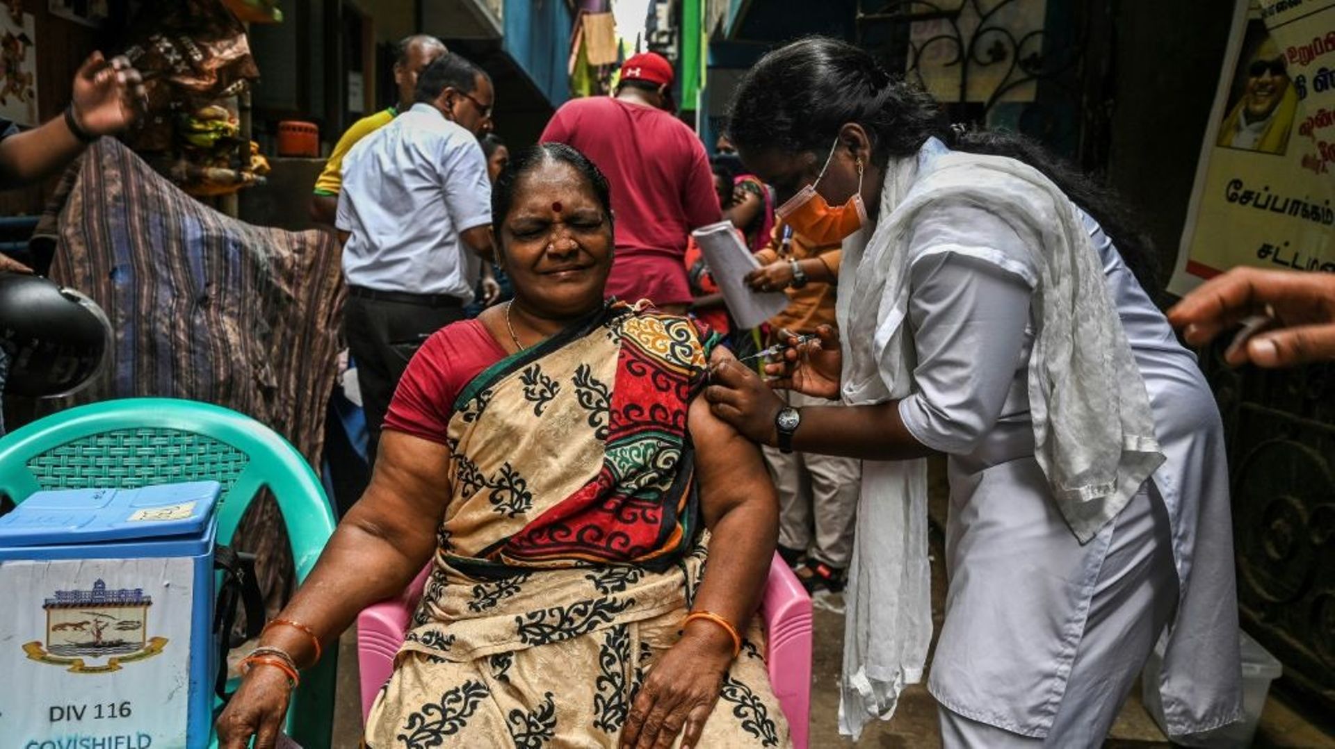 Une habitante de Chennai, en Inde, se fait vacciner contre le Covid-19 dans la rue le 19 octobre 2021