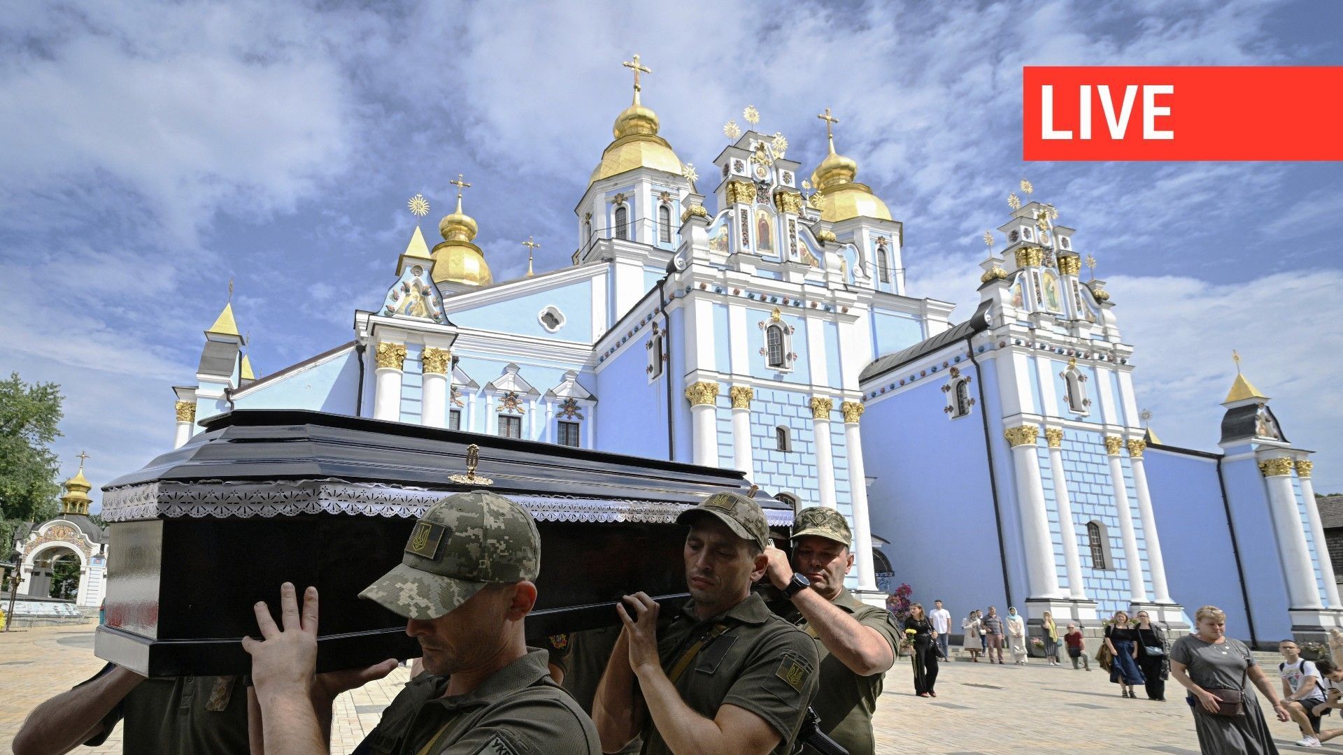 Des soldats ukrainiens transportent le cercueil de Roman Barvinok, militaire décédé, après un service funèbre dans la cathédrale Saint-Michel au dôme d'or, à Kiev, le 28 août.