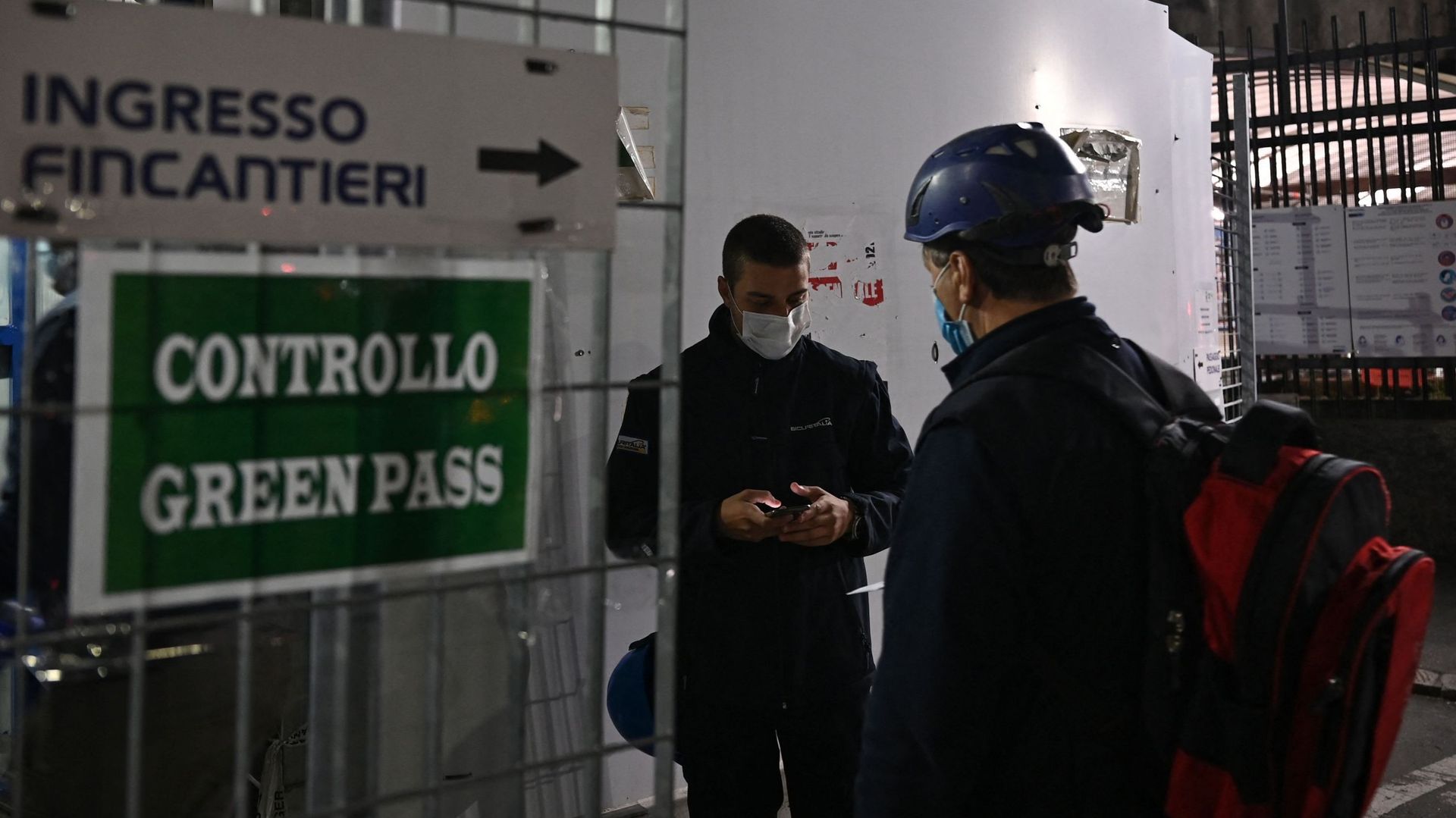 Un ouvrier italien montre son pass sanitaire avant de pouvoir entrer dans le chantier naval de Gênes.