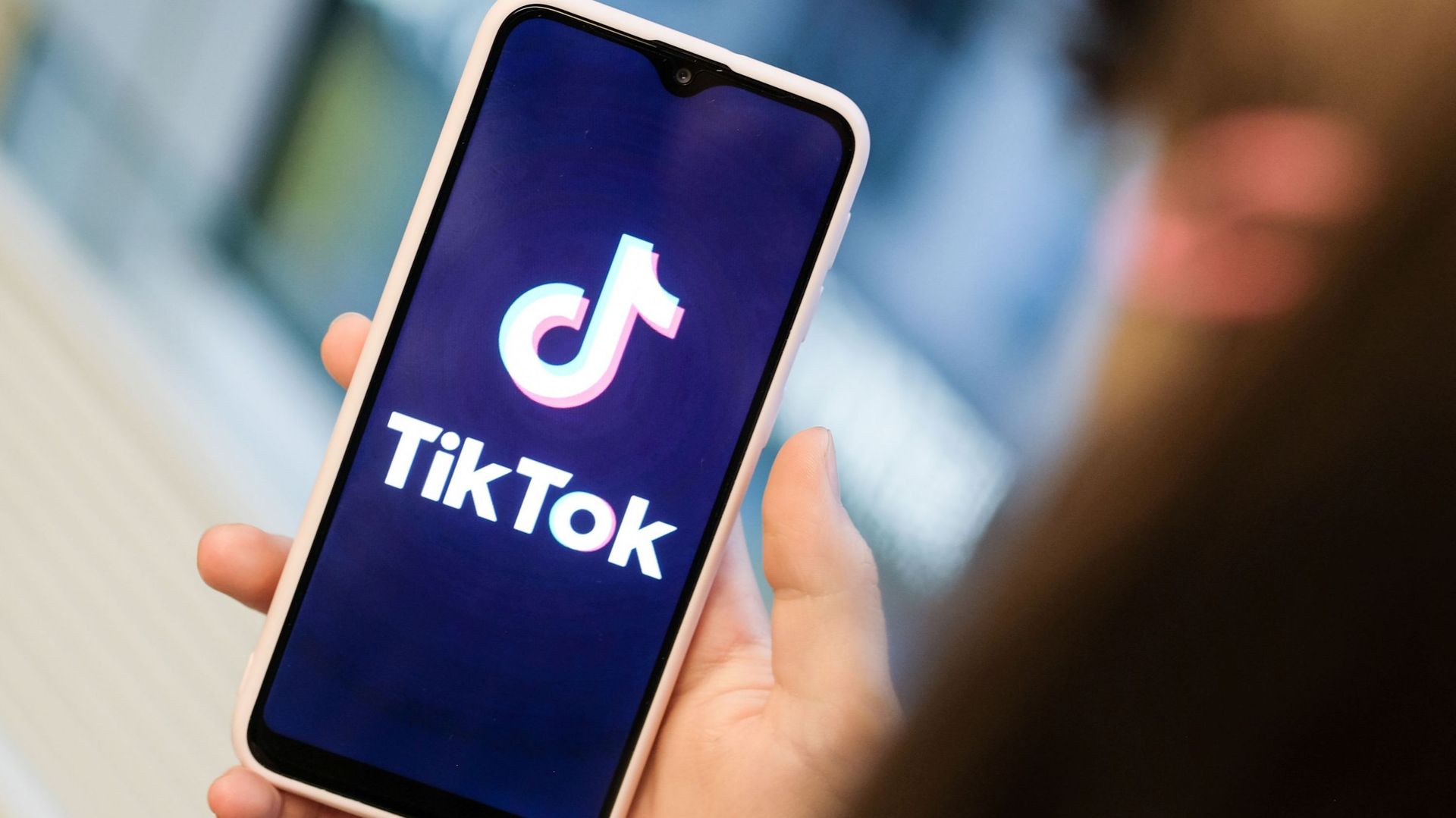 L'application de partage de vidéos TikTok est très utilisée par les jeunes du monde entier.