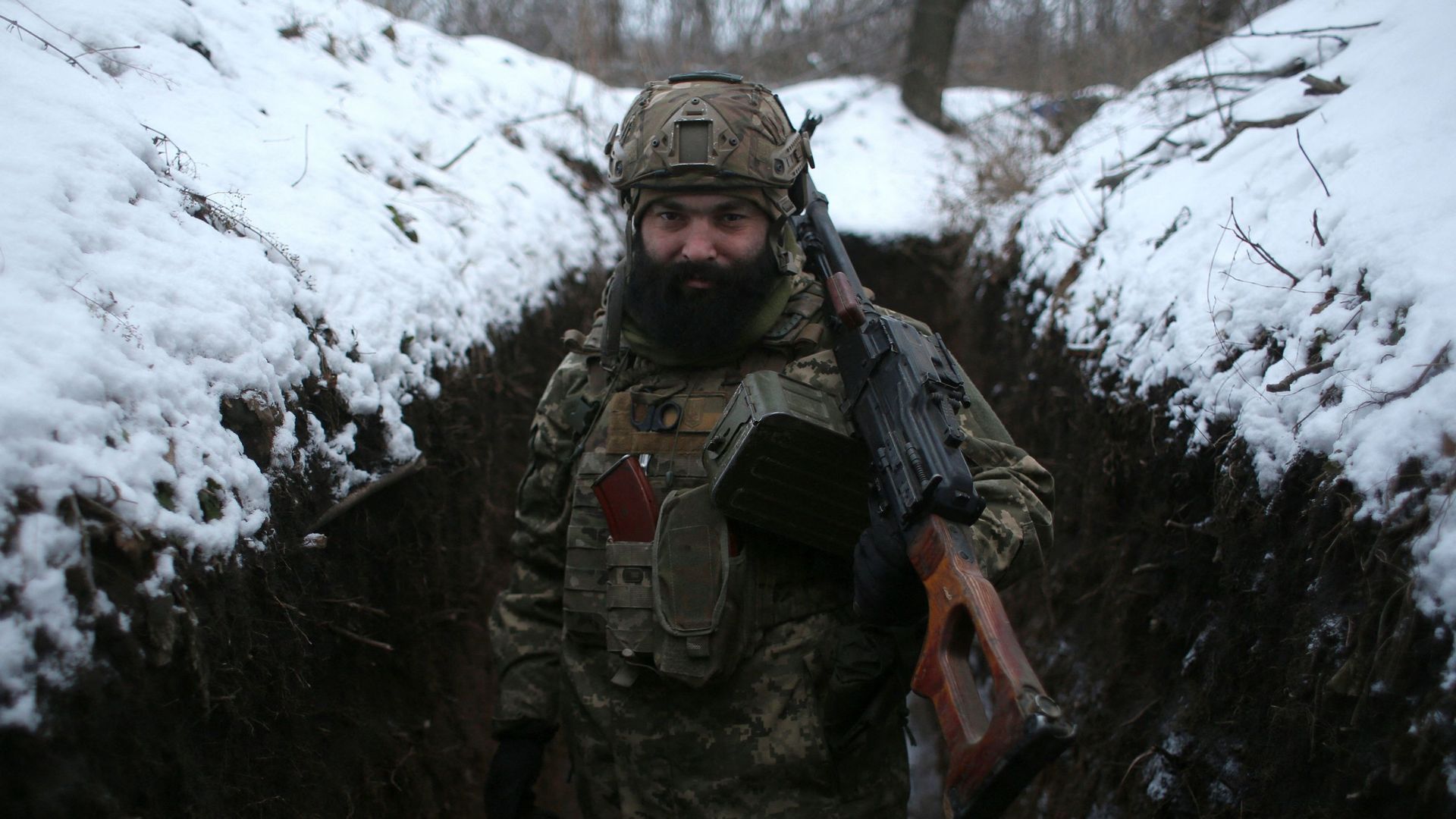 Un militaire des forces ukrainiennes pose dans une tranchée sur la ligne de front, près du village de Zolote, dans la région de Lougansk, le 21 janvier 2022.