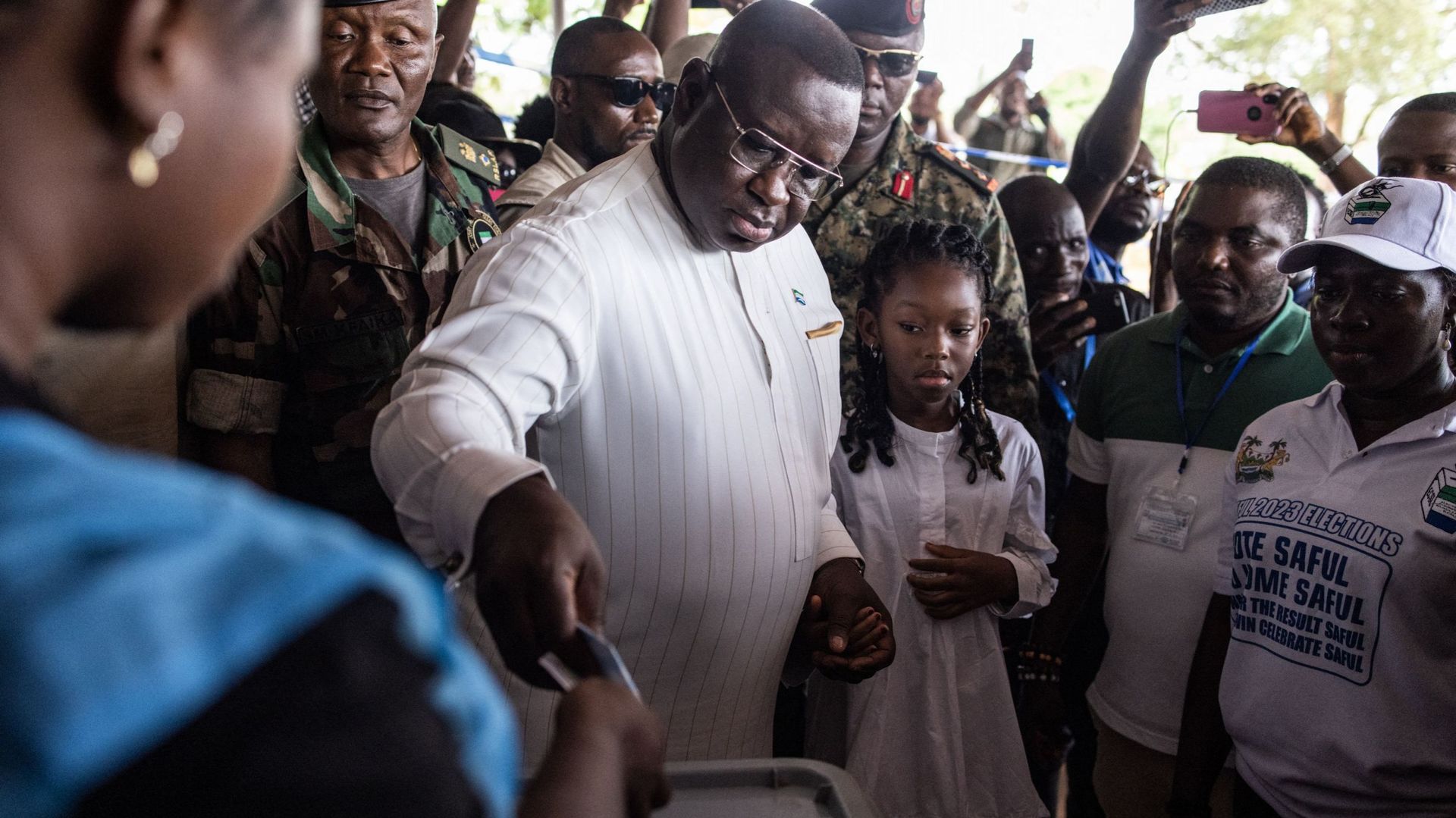 Le président sortant de la Sierra Leone, Julius Maada Bio, vote à Freetown le 24 juin 2023 lors du scrutin présidentiel.