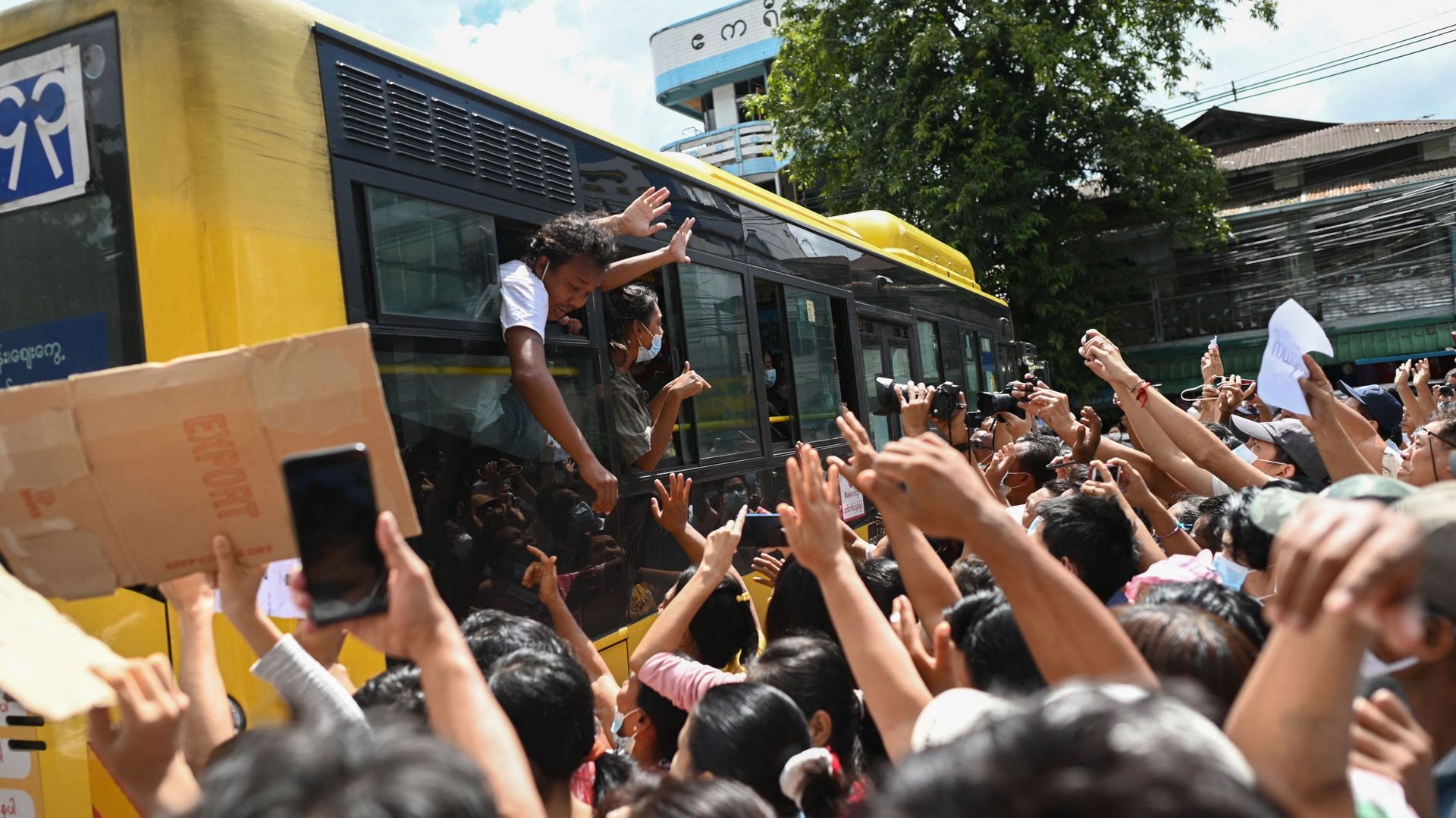 Les détenus libérés de la prison d'Insein célèbrent avec la foule à Yangon le 19 octobre 2021, alors que les autorités libèrent des milliers de personnes emprisonnées pour avoir protesté contre le coup d'État de février qui a renversé le gouvernement civi