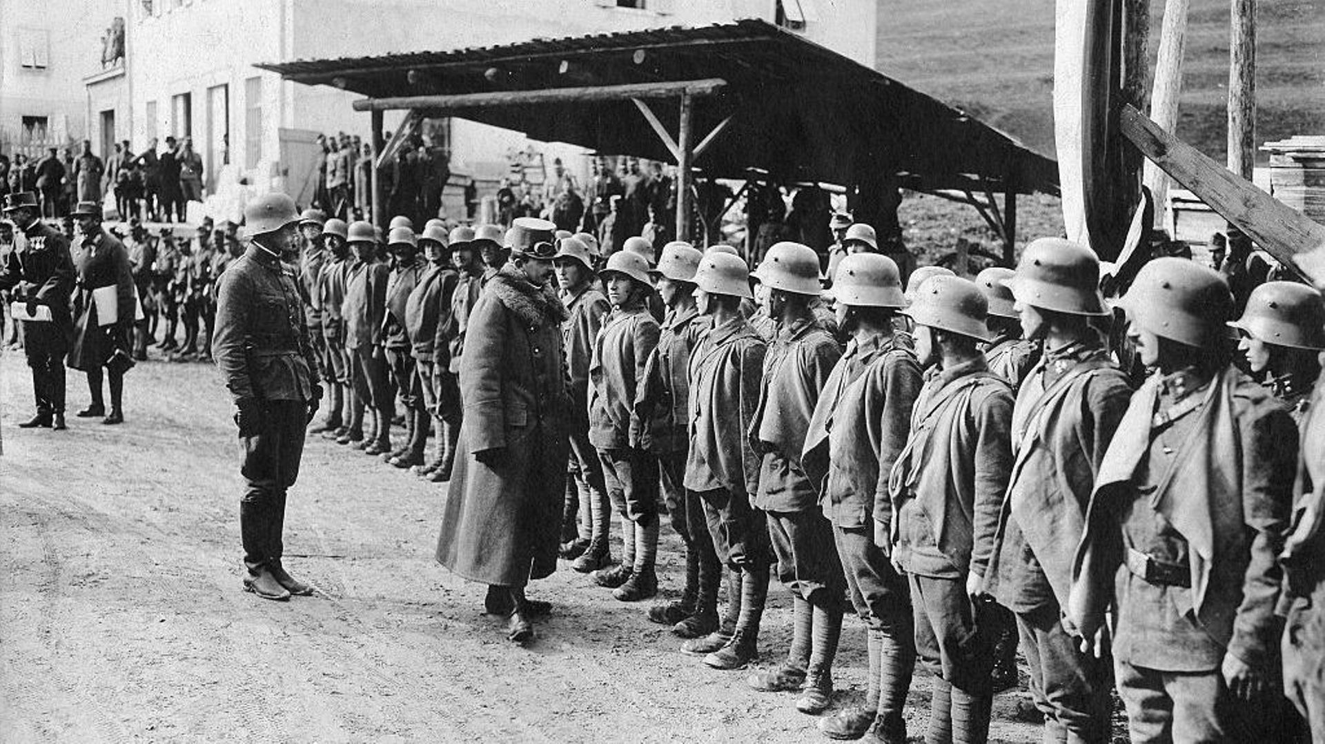 Charles Ier d'Autriche-Hongrie (1887-1922) empereur d'Autriche, roi de Hongrie et roi de Bohême de 1916 à 1918 inspecte ses troupes à Fleimstal (aujourd'hui Val di Fiemme, en Italie, dans la région de Trentin)