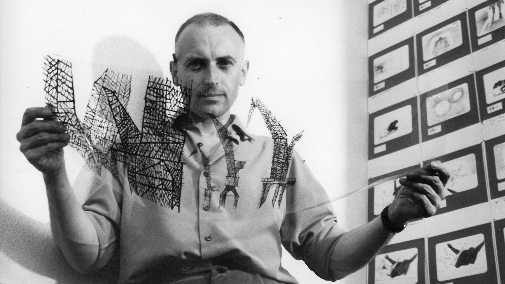Raoul servais montre le celluloïd du film Sirène - 1968