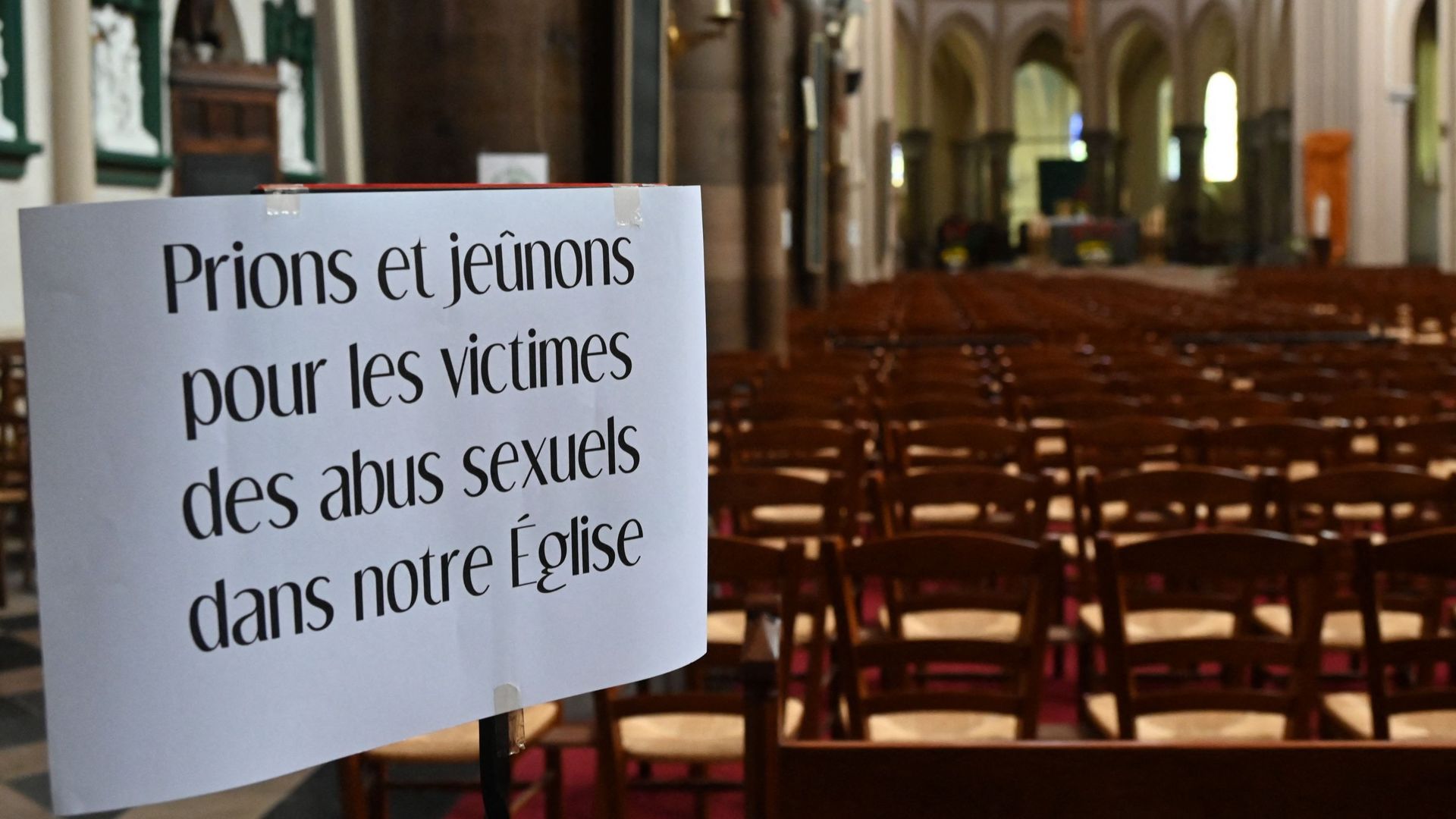 Affiche photographiée à l’église Saint-Pierre, à Calais, dans le nord de la France, le 14 octobre 2021.