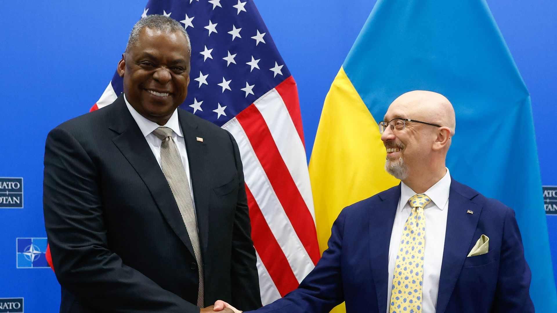 Le secrétaire américain à la Défense, Lloyd Austin (à gauche), serre la main du ministre ukrainien de la Défense, Oleksiy Reznikov (à droite), avant une réunion du groupe de contact pour la défense de l'Ukraine dans le cadre du Conseil des ministres de la