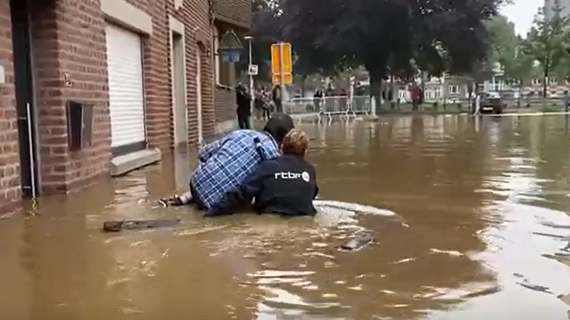Anne-Catherine Croufer a aidé un sinistré à traverser l'eau