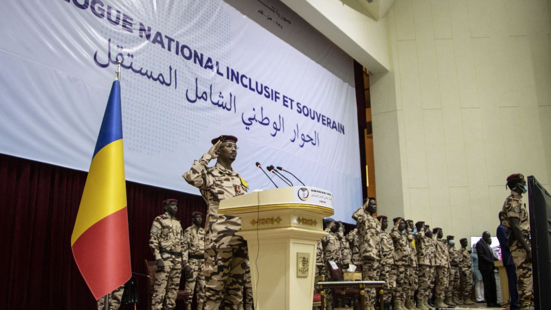 Le président de la transition Mahamat Idriss Deby Itno fait des gestes lors de la cérémonie d’ouverture du dialogue national au Palais du 15 janvier à N’Djamena, le 20 août 2022.