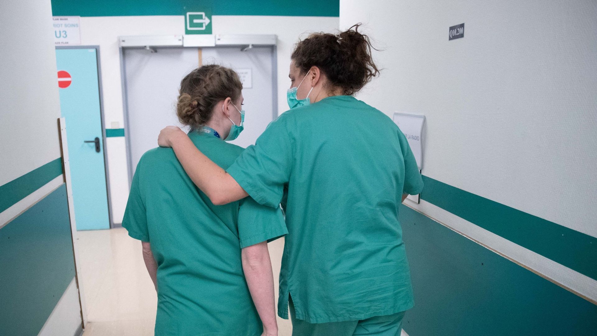 Deux infirmières marchent dans un couloir de l'unité Covid des soins intensifs que l'hôpital d'Ixelles, à Bruxelles, le 10 avril 2020.