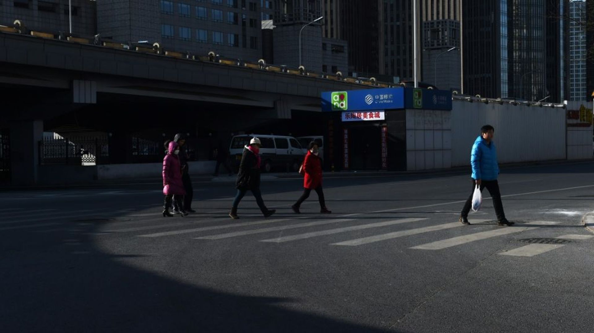 Plusieurs villes chinoises ont décidé de sévir contre les piétons traversant hors des clous en utilisant une technique de reconnaissance faciale, afin d'identifier les fautifs et les soumettre à l'opprobre publique en affichant leurs photos sur des écrans