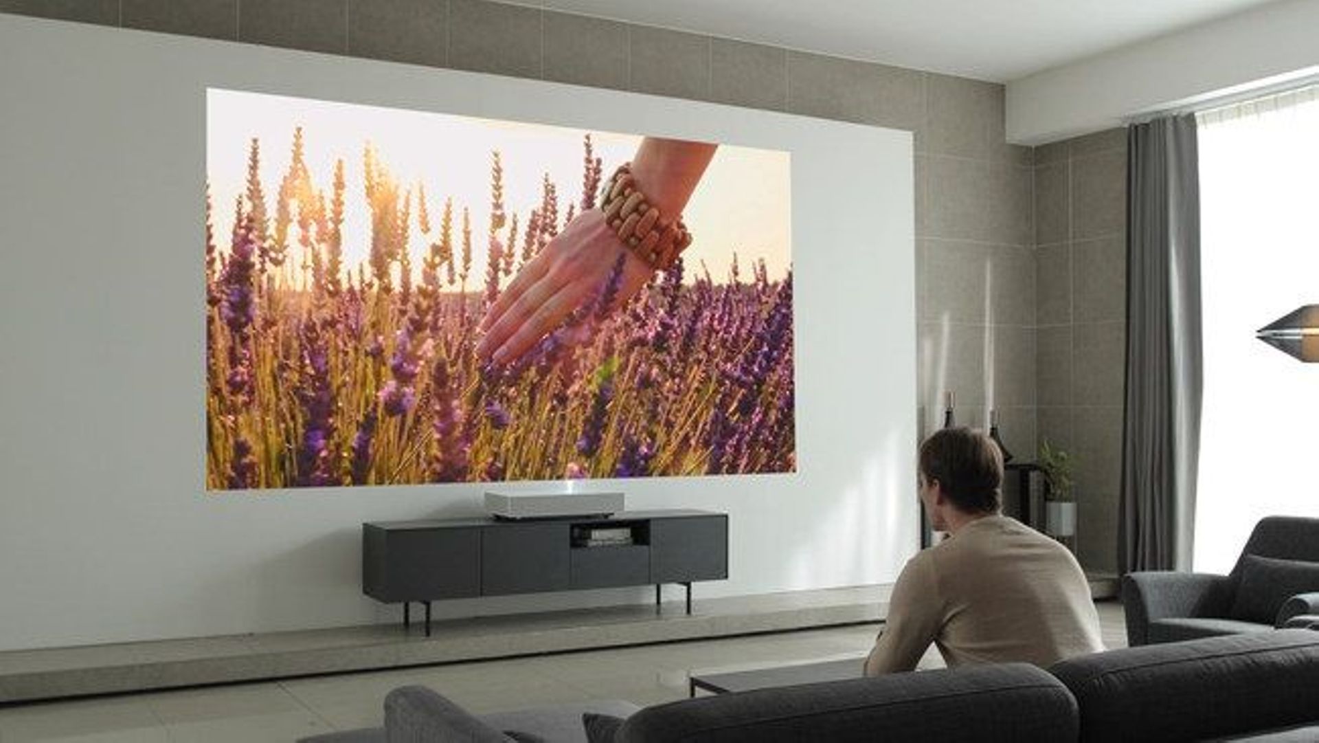 Équipé de la technologie AI ThinQ de LG et de l'Assistant Google, ce projecteur intelligent peut effectuer toutes les commandes des autres appareils connectés de la maison