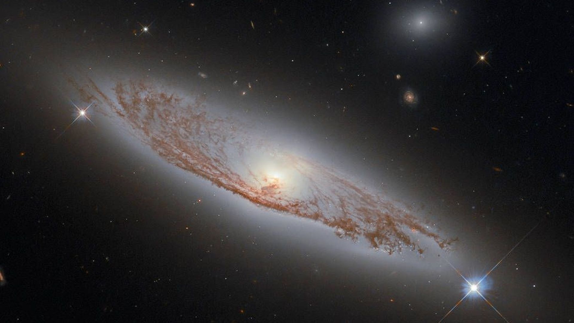 La galaxie NGC 5037 prise par Hubble