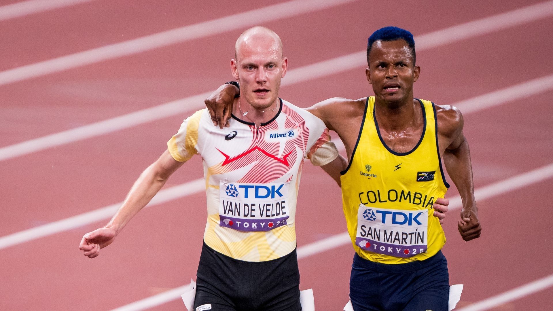 La Belge image des Mondiaux d’athlétisme : Tim Van de Velde attend un concurrent blessé pour finir la course