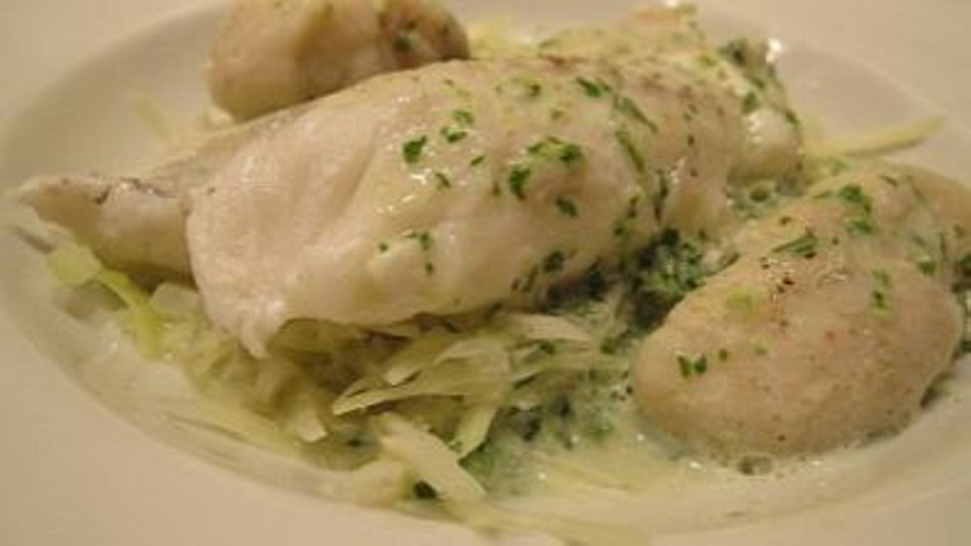 Filet de lotte à la crème d'herbes - RTBF Actus