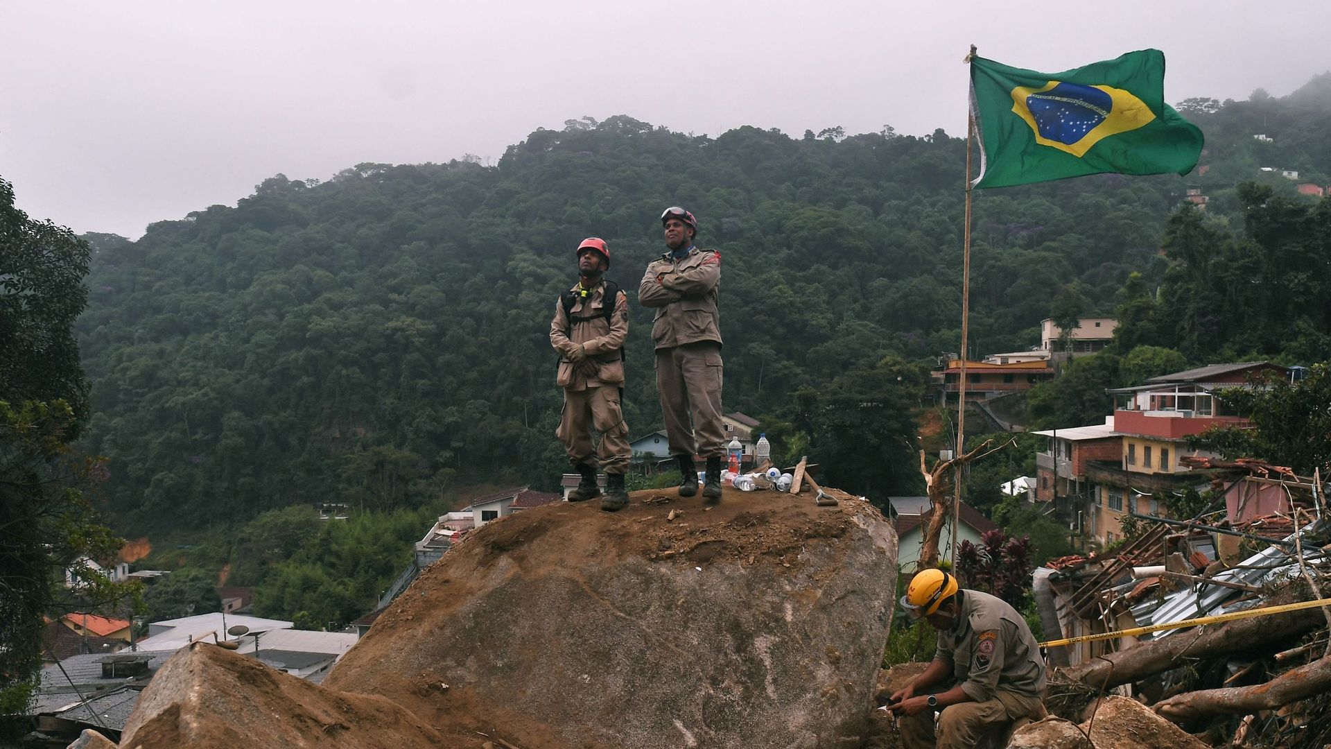 Des pompiers pendant une mission de sauvetage après un glissement de terrain géant dans le quartier de Caxambu à Petropolis, au Brésil, le 19 février 2022.
