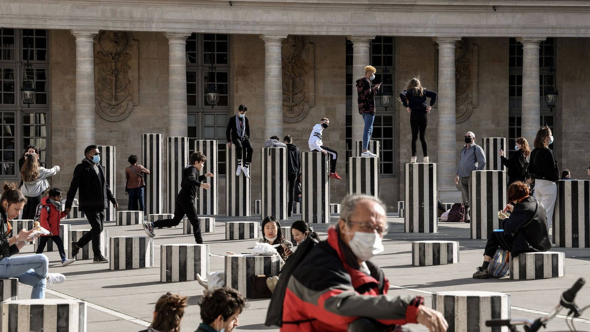 Les Colonnes de Buren, dans les jardins du Palais Royal, à Paris. Une œuvre "pratiquée" (les colonnes servent de table, de bancs…), qui avait aussi fait polémique.