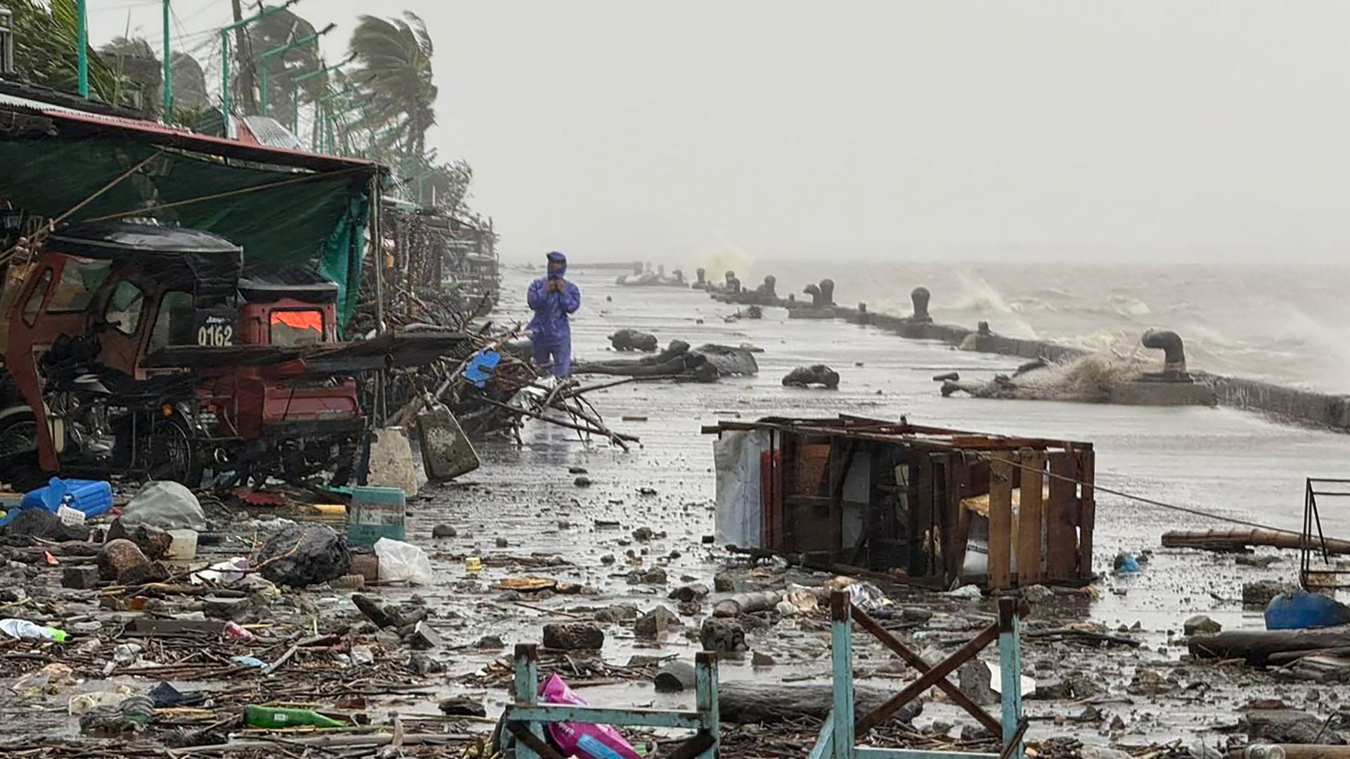 Après les Philippines, le typhon Ragasa se dirige vers la Chine : des centaines de milliers de personnes évacuées