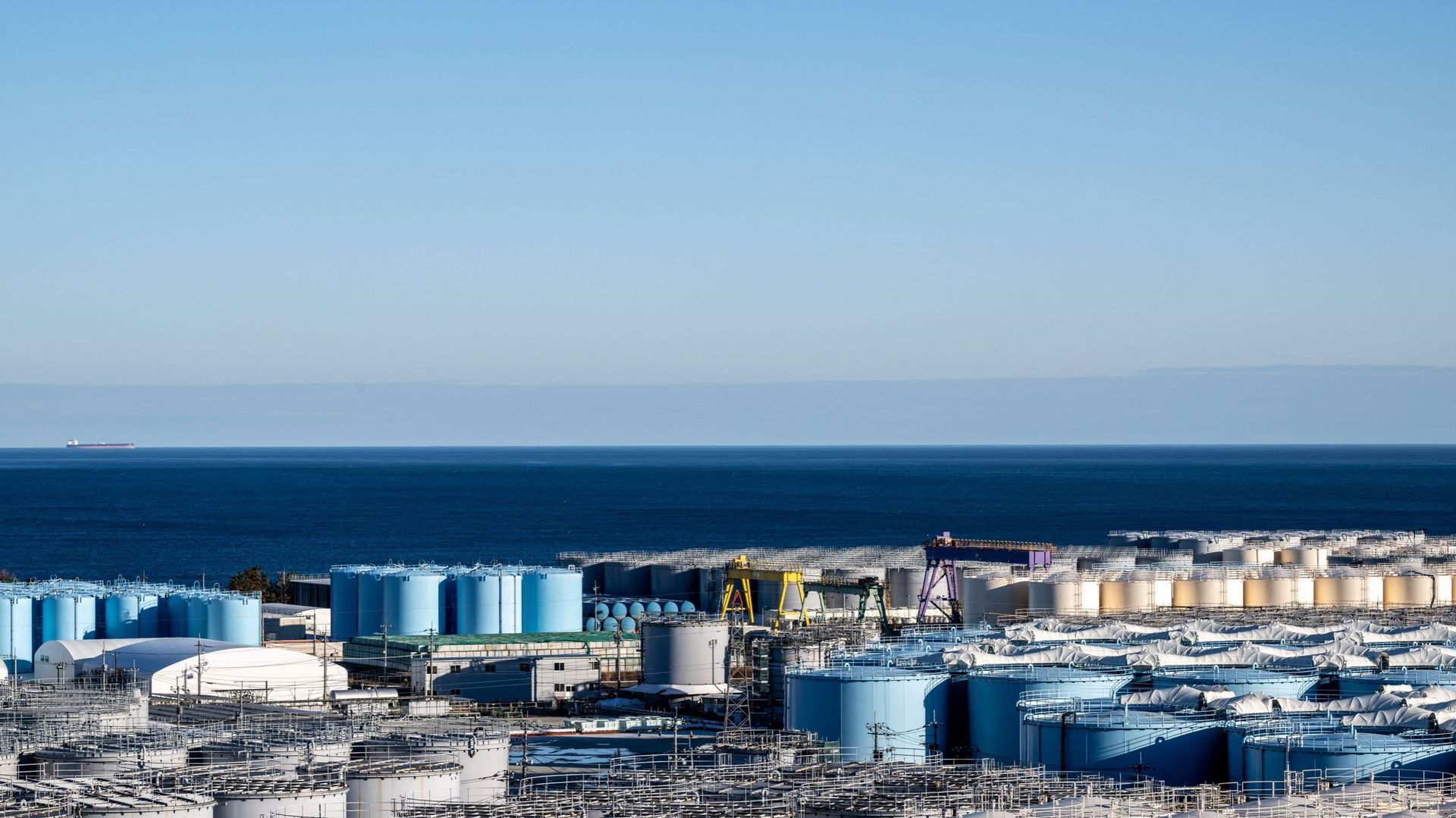Milioni di litri di acqua inquinata dalla centrale di Fukushima saranno presto scaricati nell’Oceano Pacifico: è un pericolo per l’ambiente?