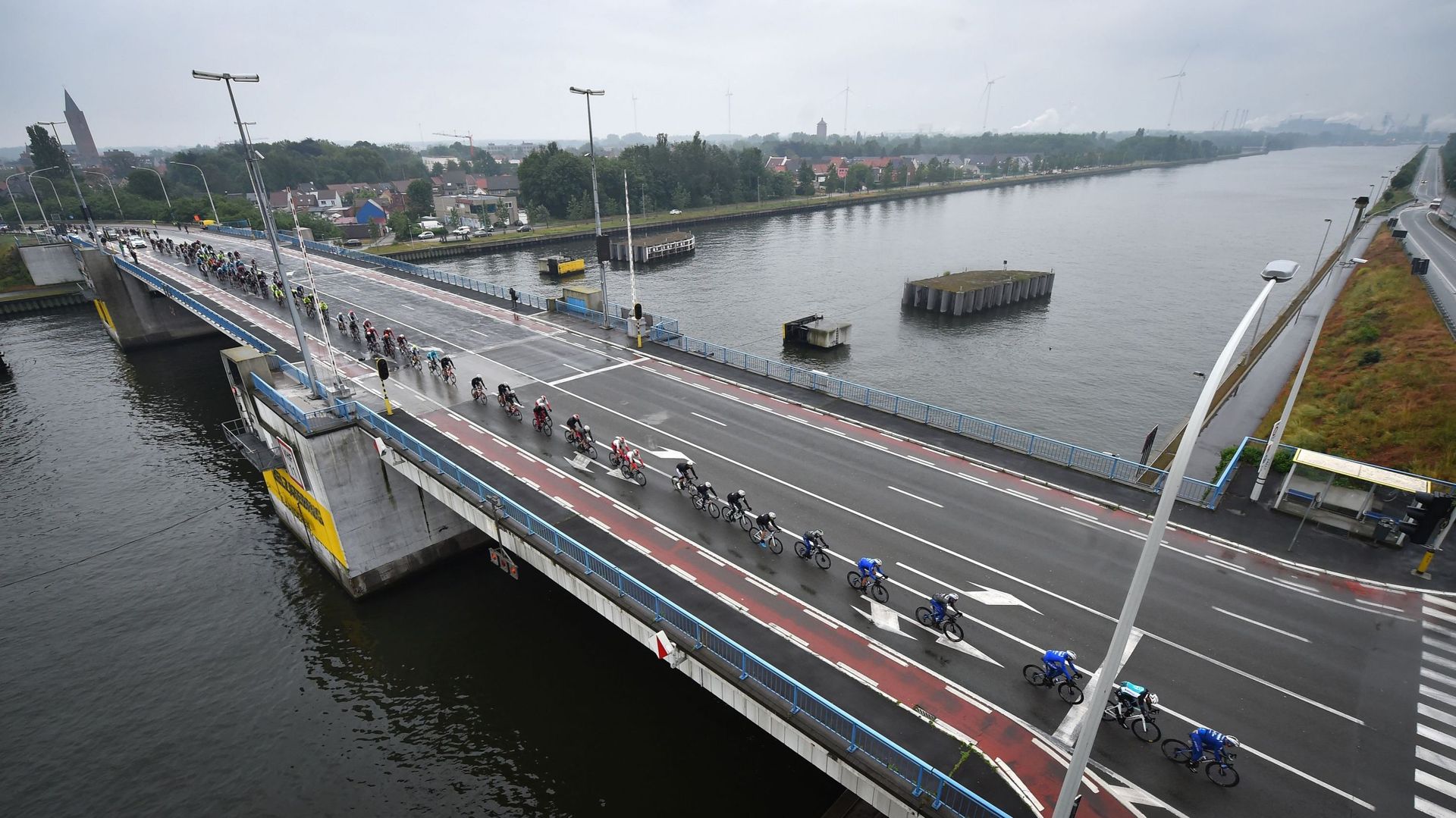 Le peloton de coureurs photographié en train de traverser la brigde sur le canal Gent-Terneuzen à Zelzate, lors de la première étape de la course cycliste Baloise Belgium Tour, 184,3km de Sint-Niklaas à Knokke-Heist mercredi 12 juin 2019.